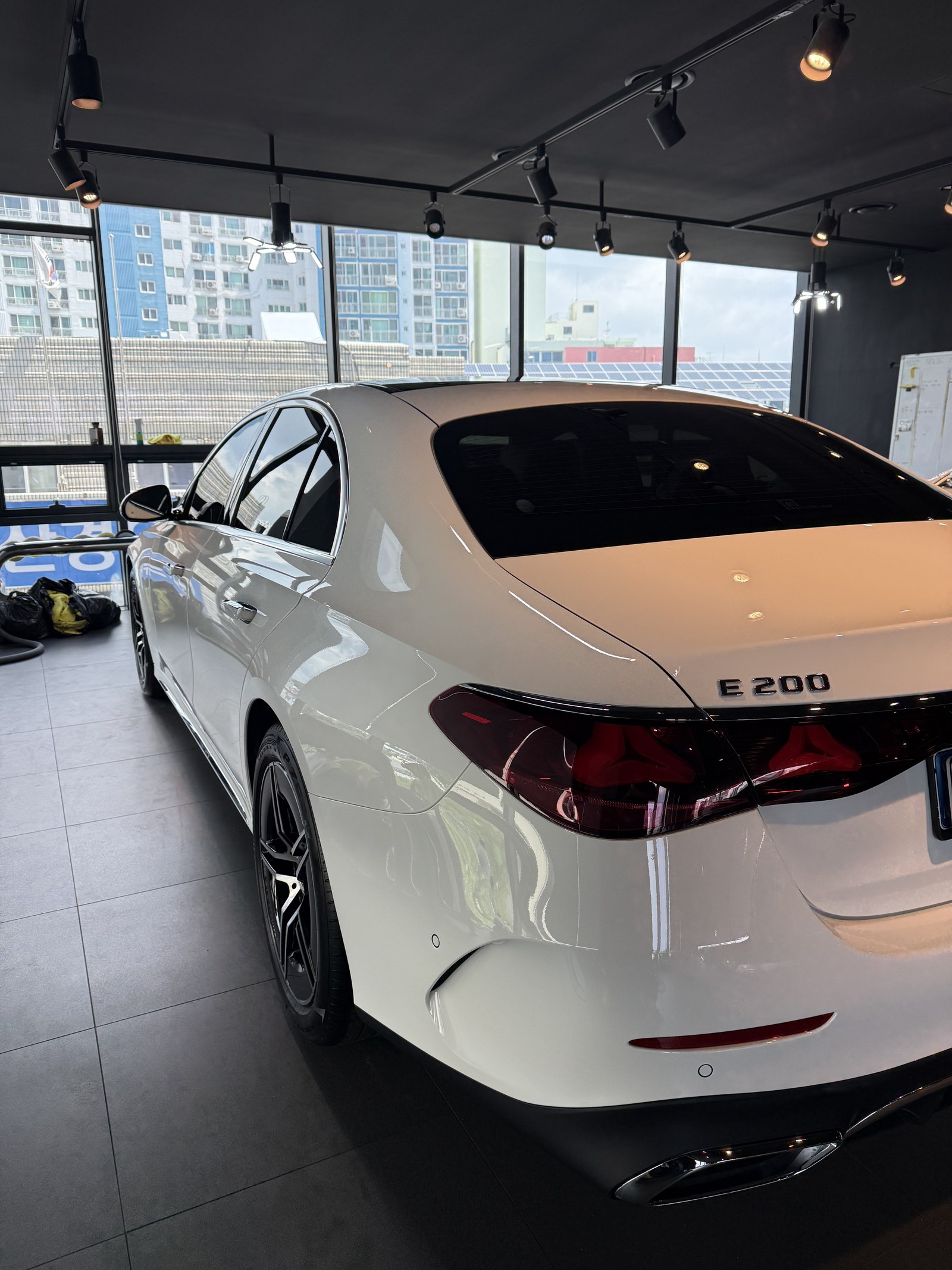 벤츠 E200 AMG 백색 신차 후측면 - 부산 쉴드광택 신차코팅
