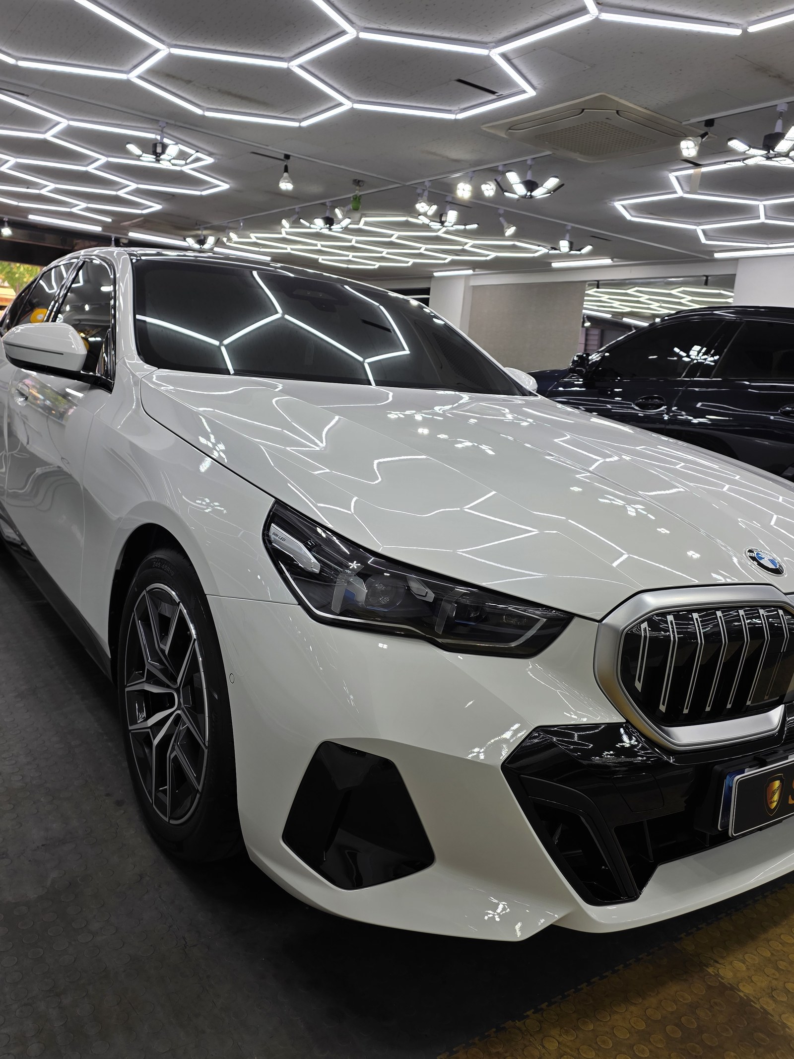 BMW 520i 백색 신차 전측면 글로시 - 부산 유리막코팅