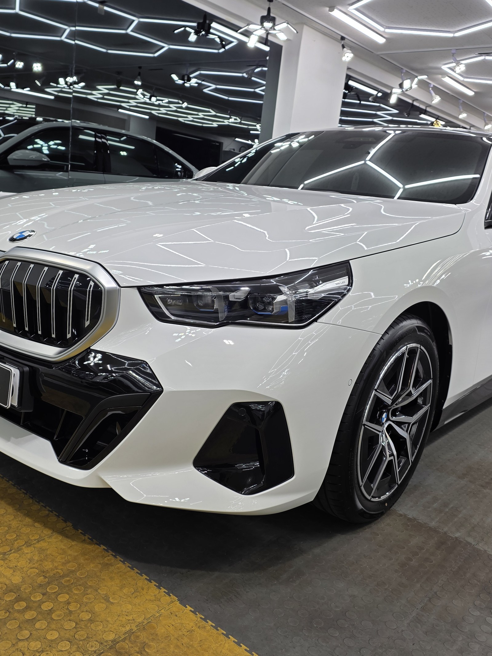 BMW 520i 백색 신차 전측면 - 유리막코팅