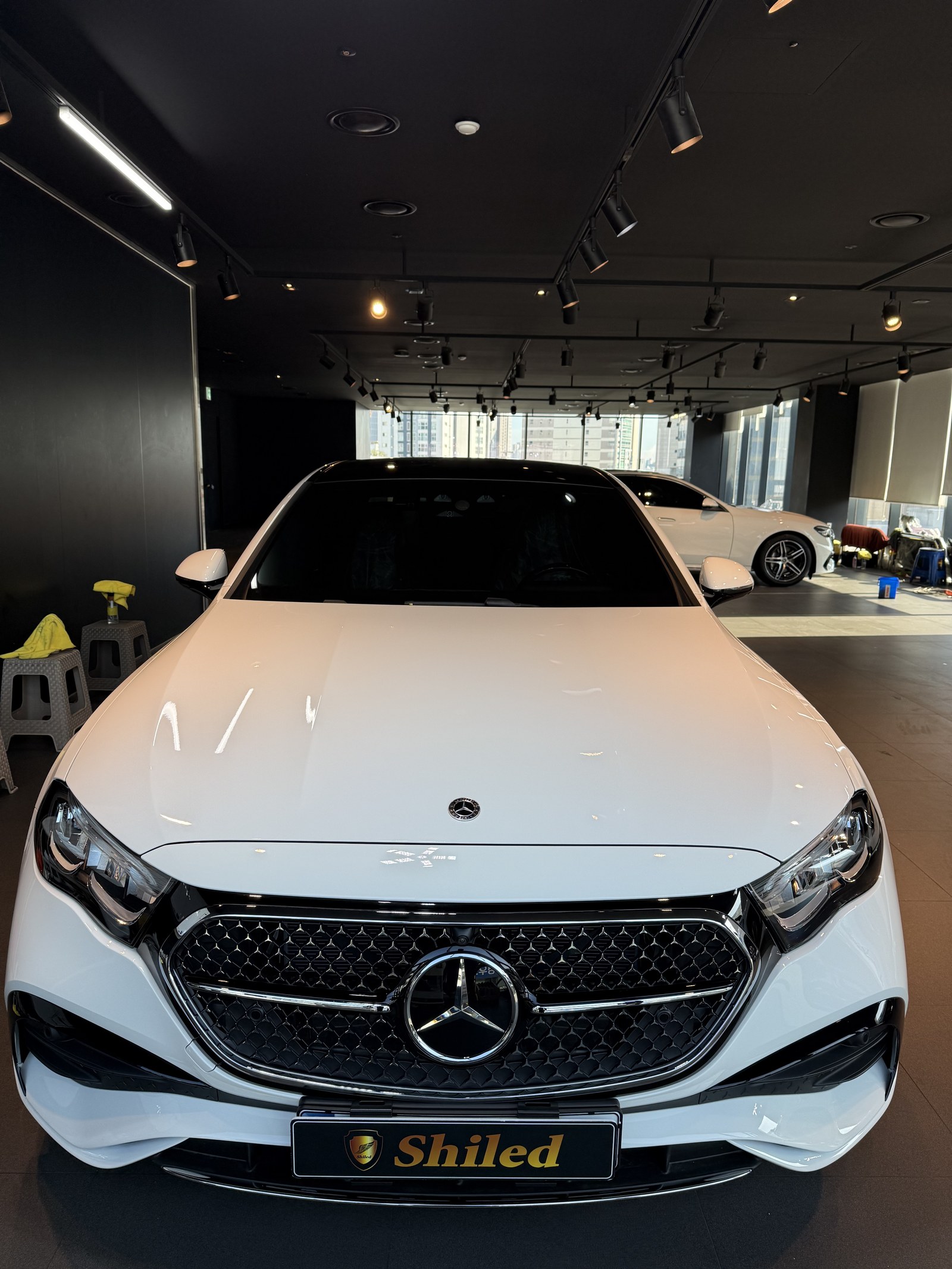 벤츠 E200 AMG 백색 신차 F5 유리막코팅 - 부산 쉴드광택 전면