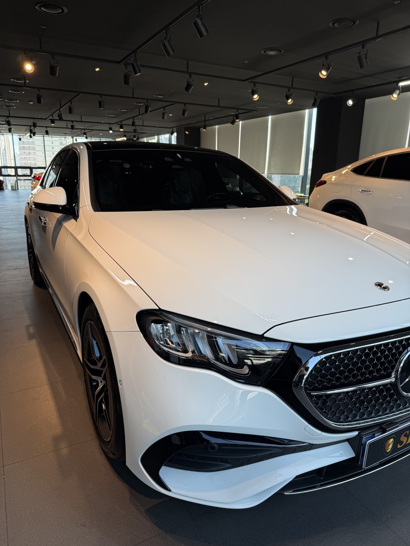 벤츠 E200 AMG 백색 신차 전측면 AMG 그릴 - 부산 유리막코팅