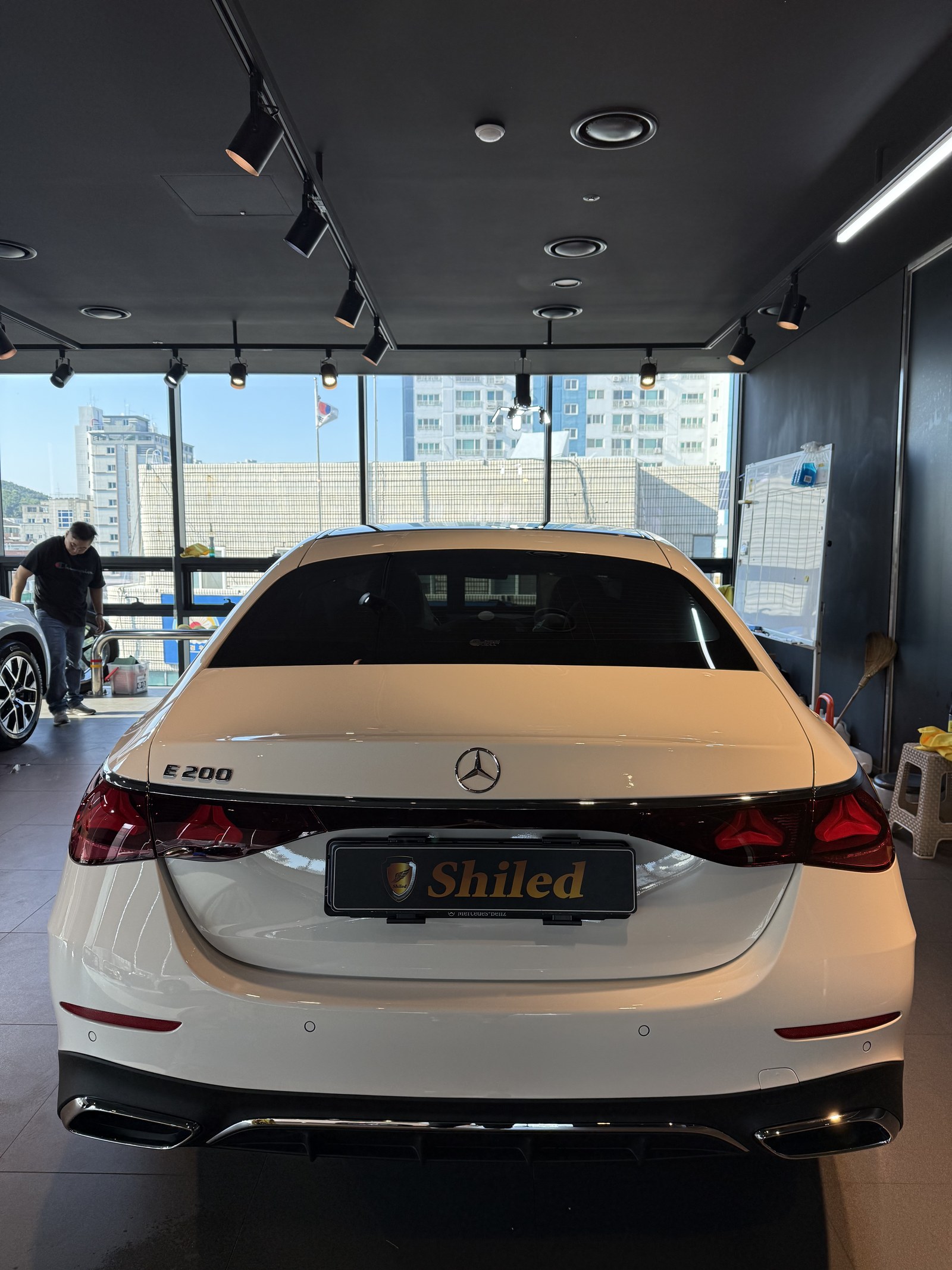 벤츠 E200 AMG 백색 신차 후면 자연광 - 유리막코팅