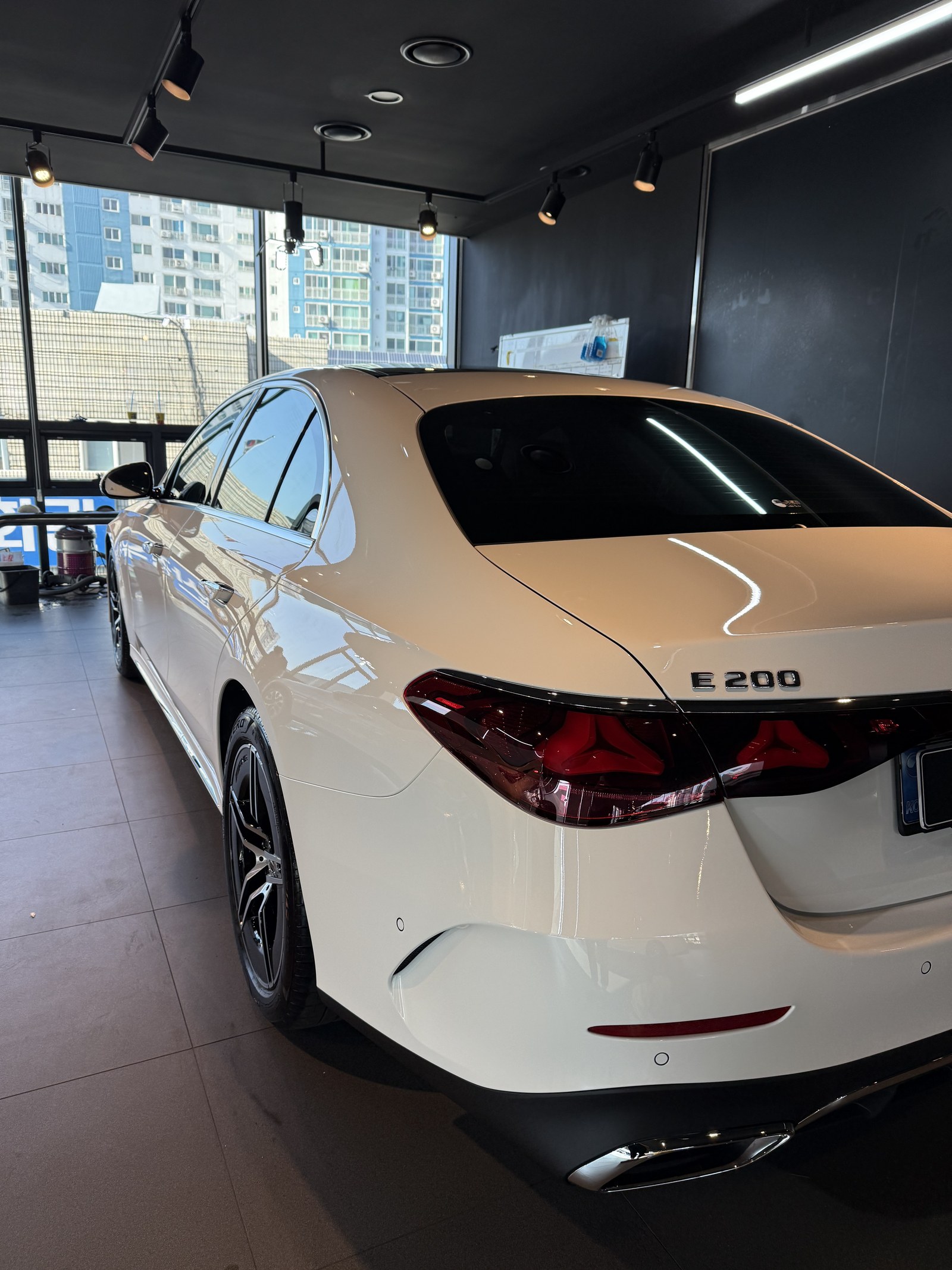 벤츠 E200 AMG 백색 신차 후측면 - 부산 쉴드광택 신차코팅