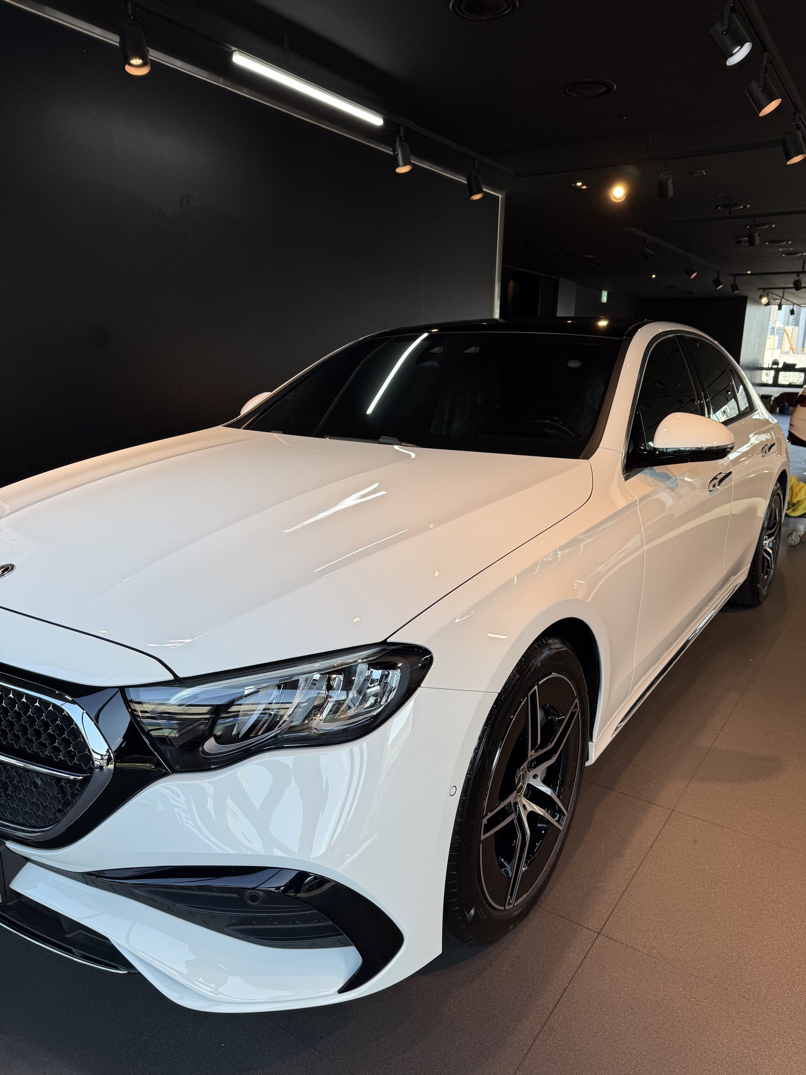 벤츠 E200 AMG 백색 신차 측면 - 유리막코팅