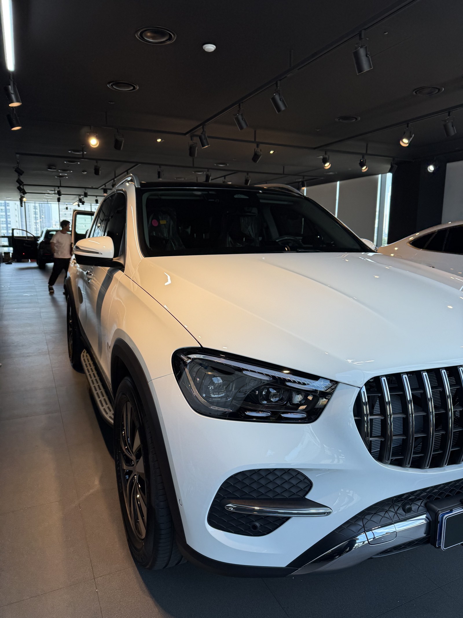 벤츠 GLE450 백색 신차 전측면 - 부산 유리막코팅