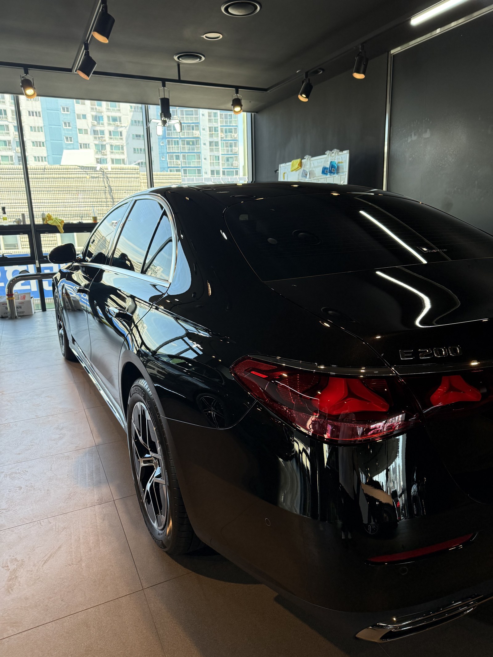 벤츠 E200 검정 신차 후측면 - 부산 쉴드광택 신차코팅