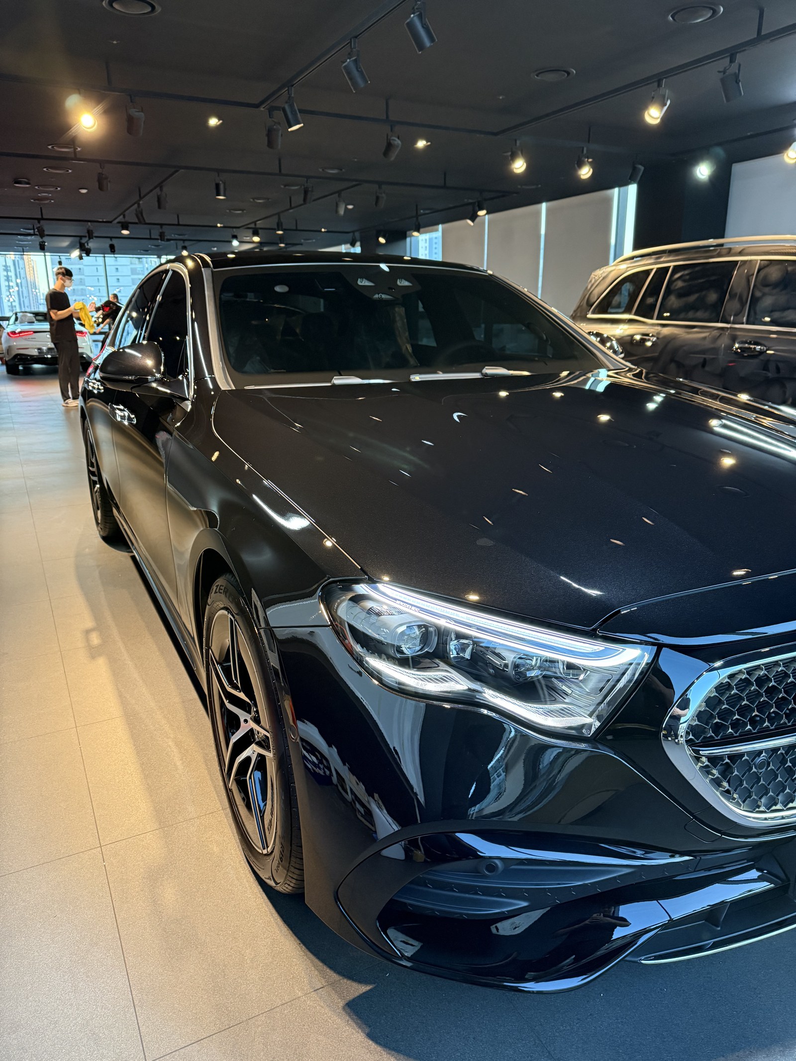 벤츠 E300 AMG 검정 신차 전측면 AMG 그릴 - 부산 유리막코팅