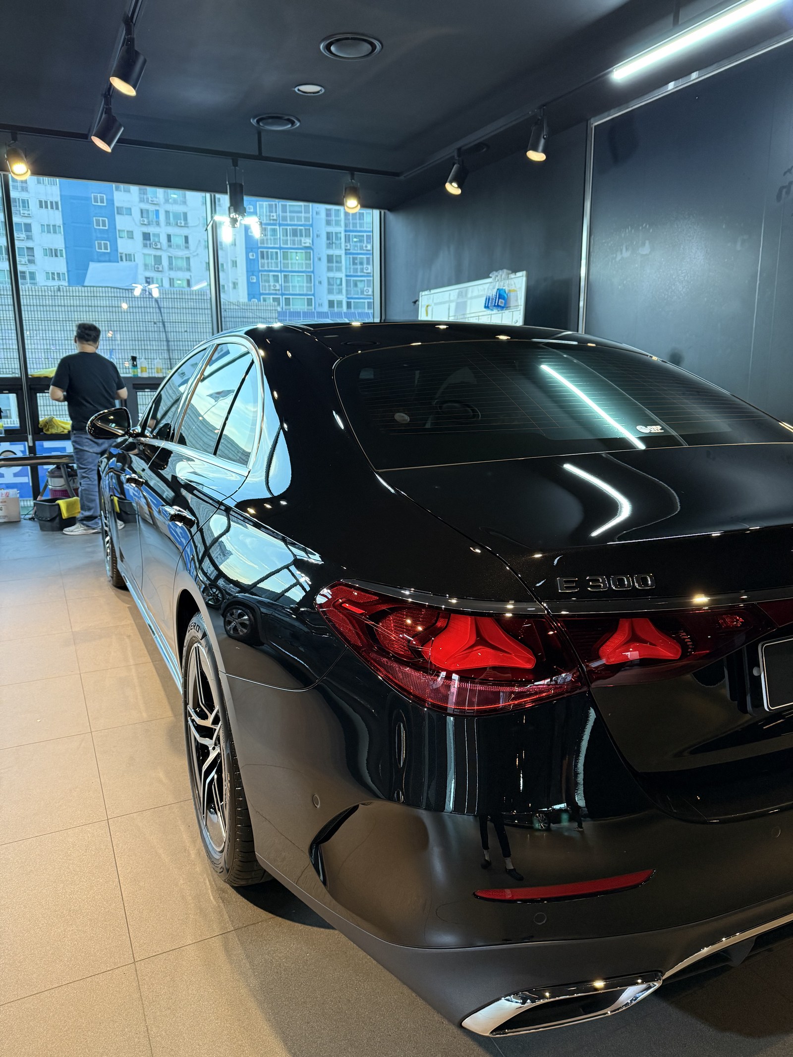벤츠 E300 AMG 검정 신차 후측면 - 부산 쉴드광택 신차코팅