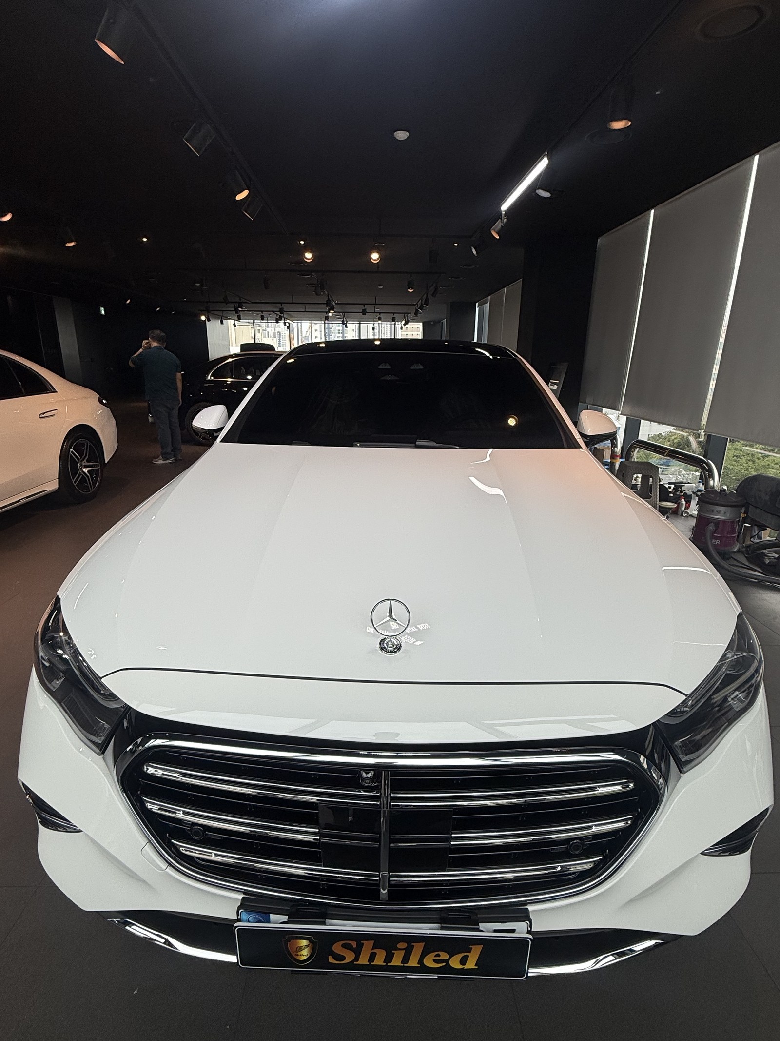 벤츠 E300 백색 신차 F5 유리막코팅 - 부산 쉴드광택 전면