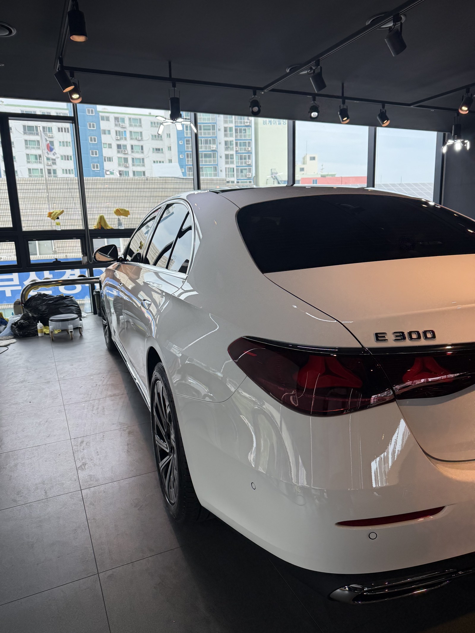 벤츠 E300 백색 신차 후측면 - 부산 쉴드광택 신차코팅