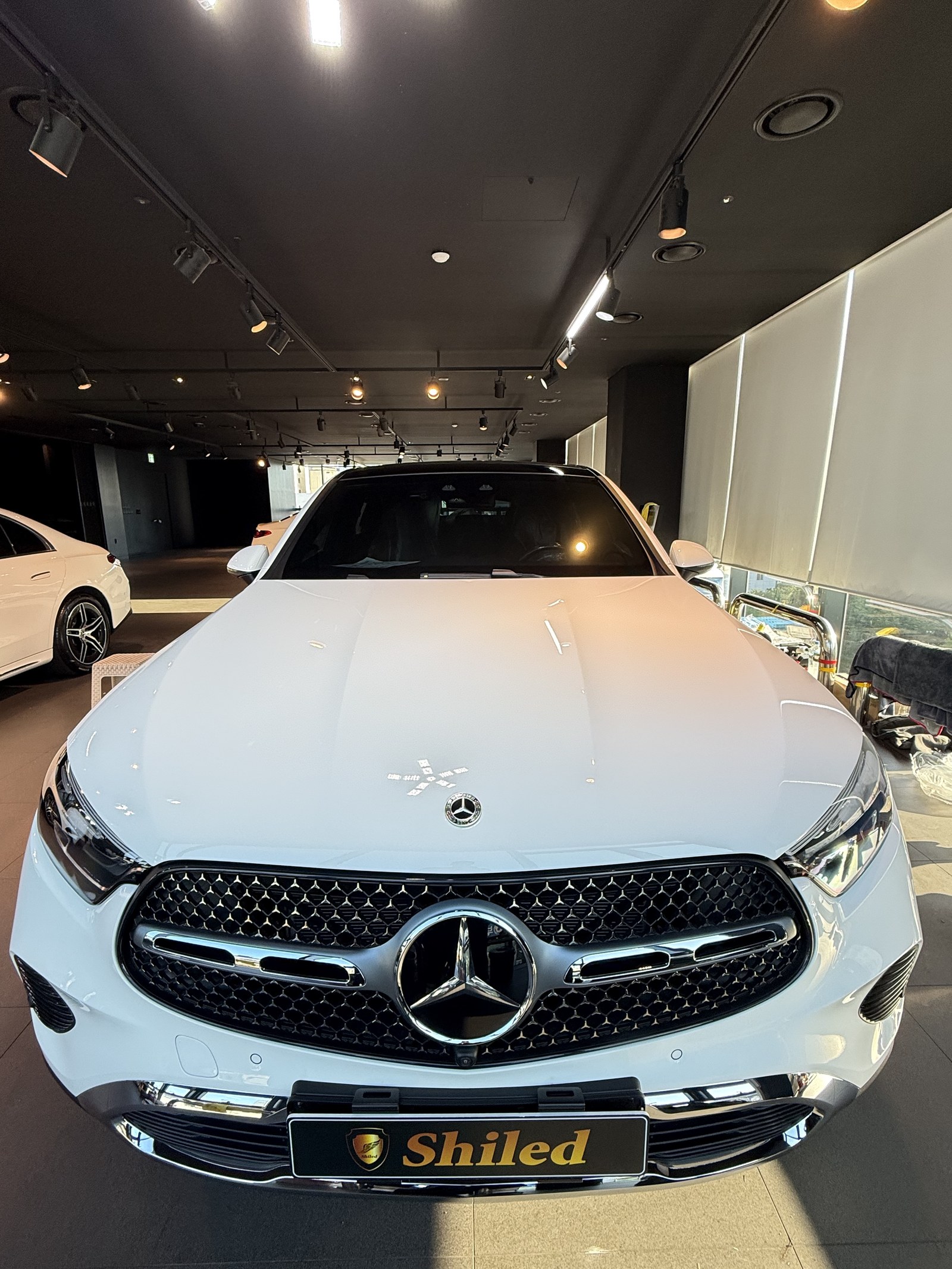 벤츠 GLC300 쿠페 백색 신차 F5 유리막코팅 - 부산 쉴드광택 전면