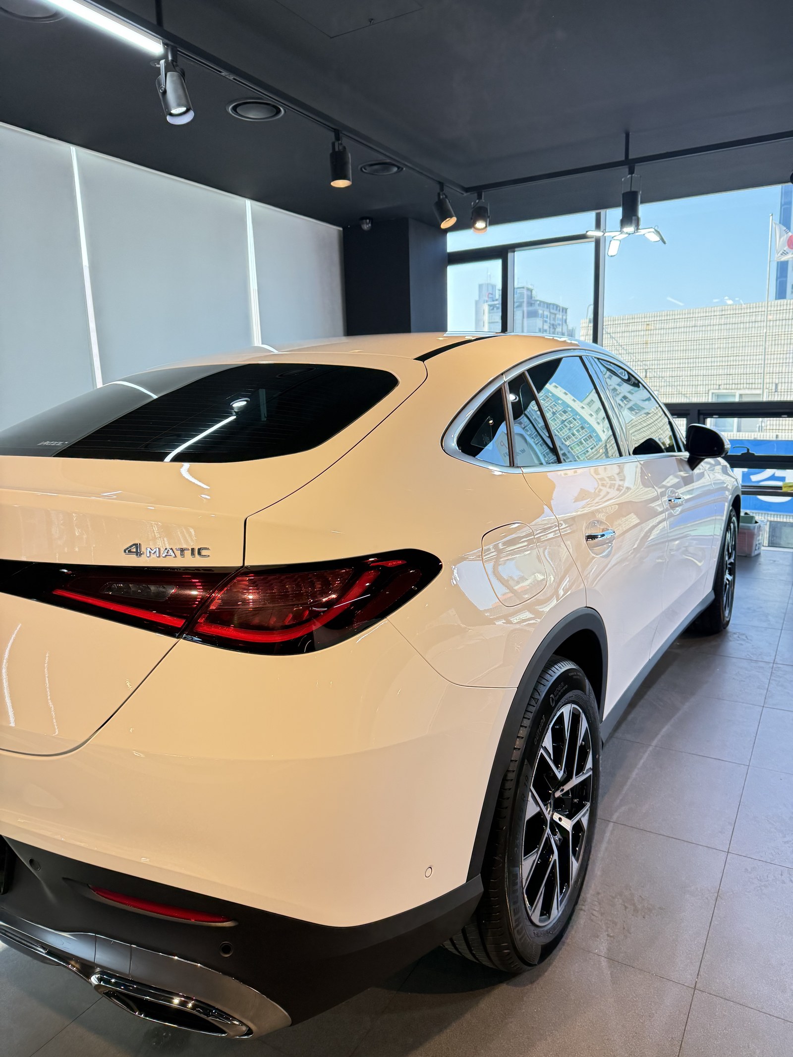 벤츠 GLC300 쿠페 백색 신차 측면 루프라인 - 부산 유리막코팅