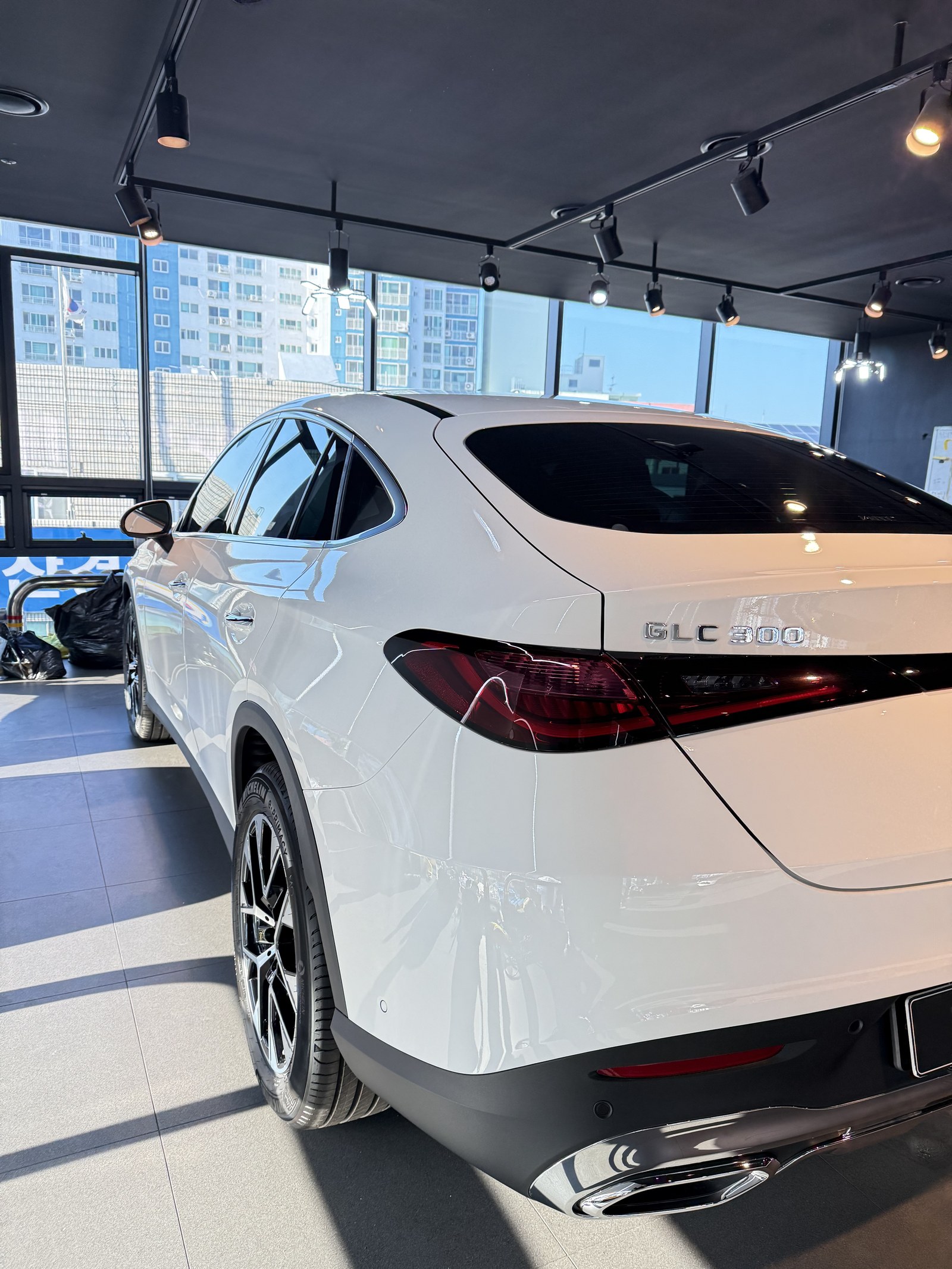 벤츠 GLC300 쿠페 백색 신차 후측면 - 부산 쉴드광택 신차코팅