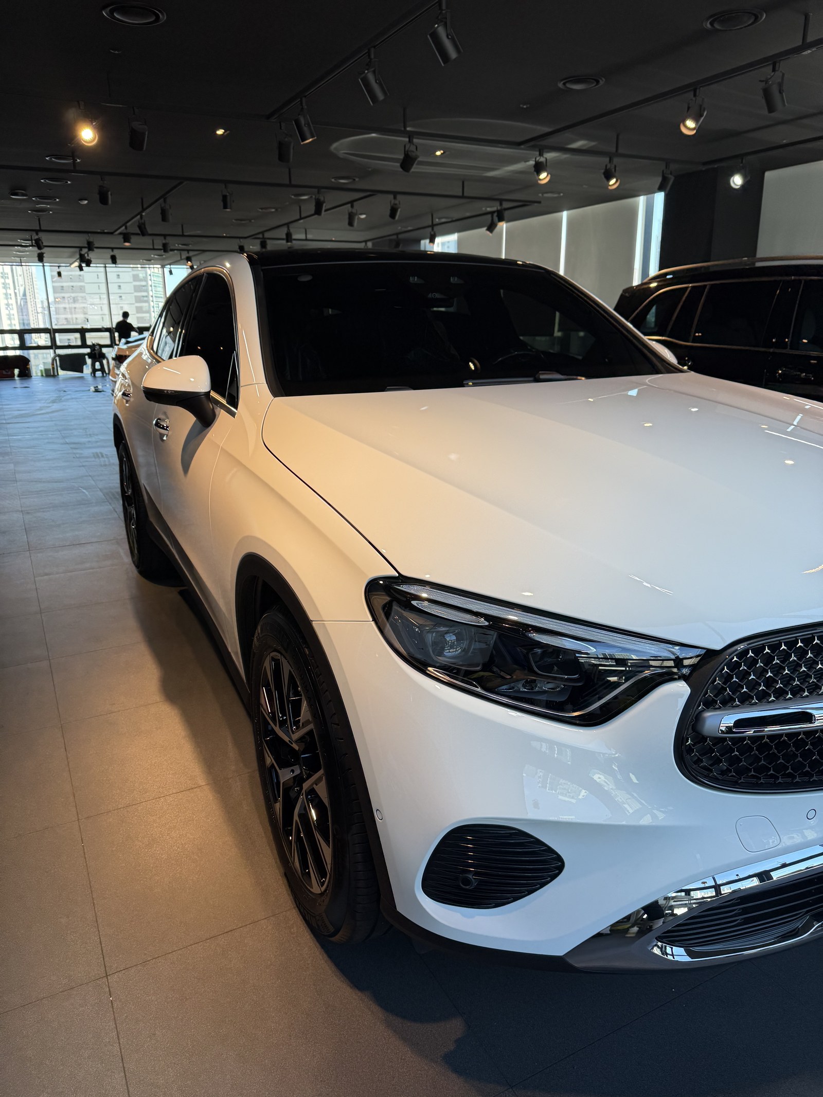 벤츠 GLC300 쿠페 백색 신차 정측면 - 부산 유리막코팅