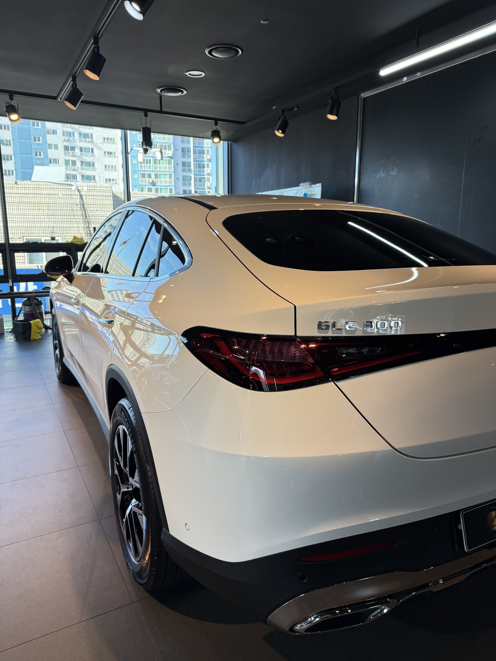 벤츠 GLC300 쿠페 백색 신차 후면 - 부산 쉴드광택 신차코팅