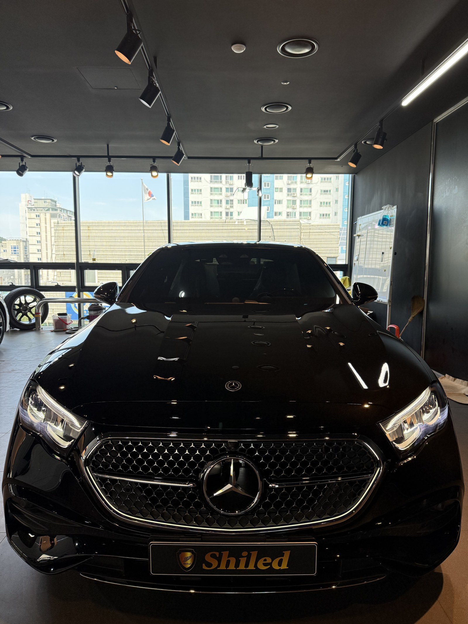 벤츠 E200 AMG 검정 신차 F5 유리막코팅 - 부산 쉴드광택 전면