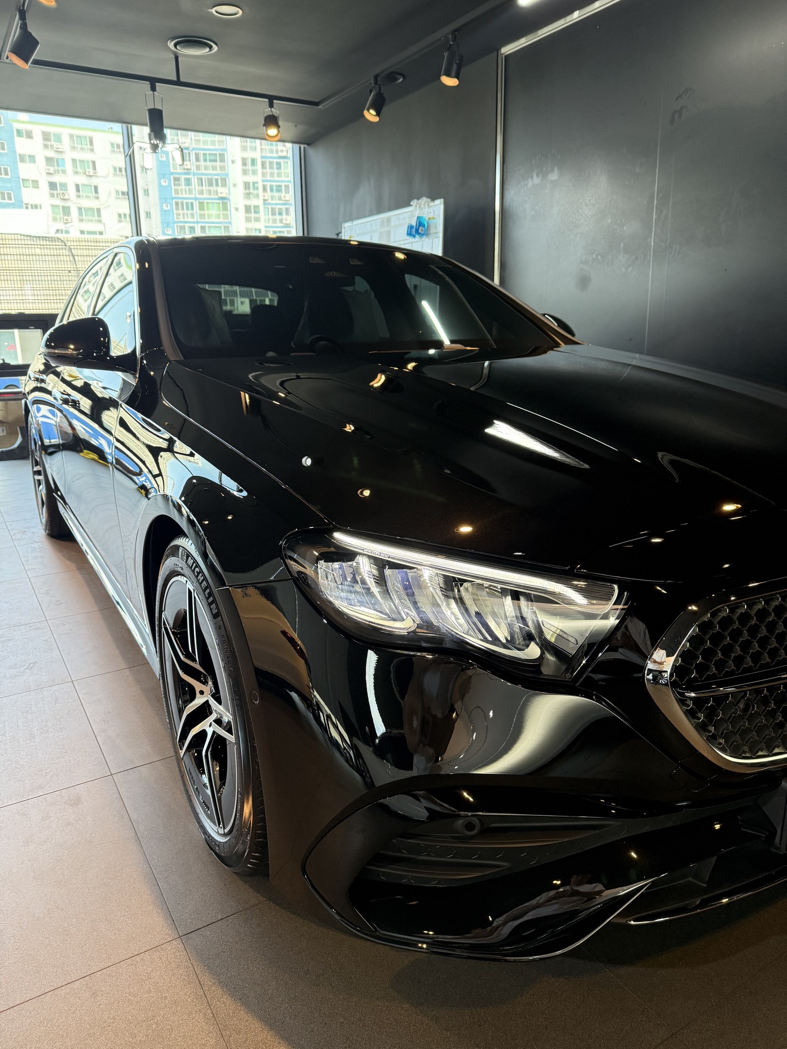 벤츠 E200 AMG 검정 신차 정측면 스포츠 그릴 - 부산 유리막코팅
