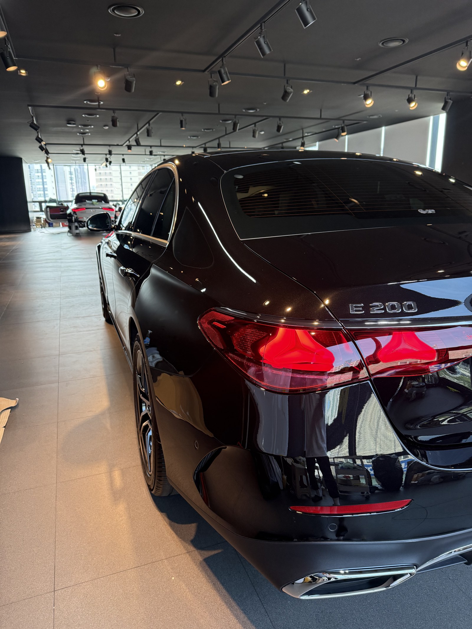 벤츠 E200 AMG 검정 신차 후측면 - 부산 쉴드광택 신차코팅