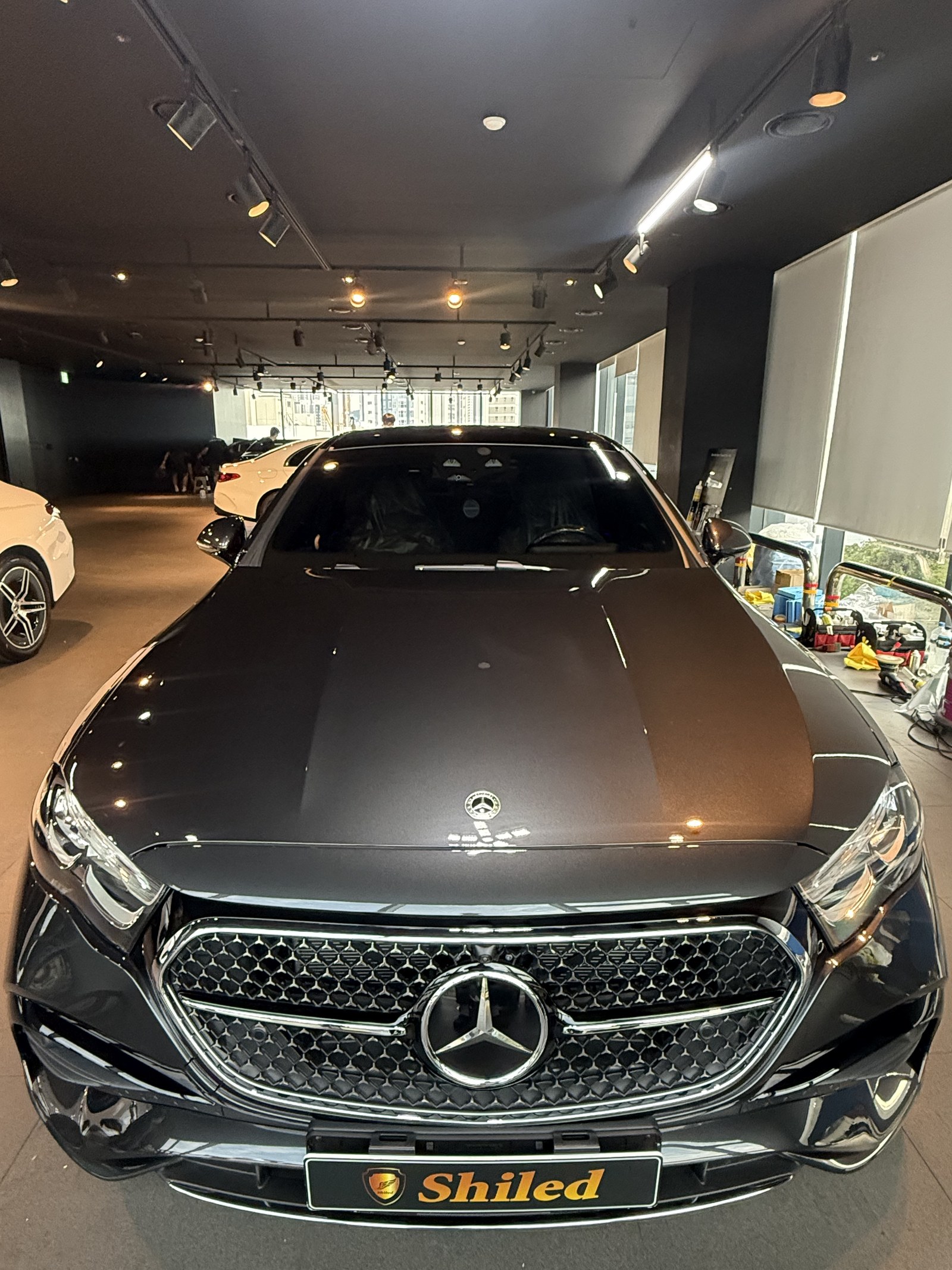 벤츠 E200 AMG 그레이 신차 F5 유리막코팅 - 부산 쉴드광택 전면