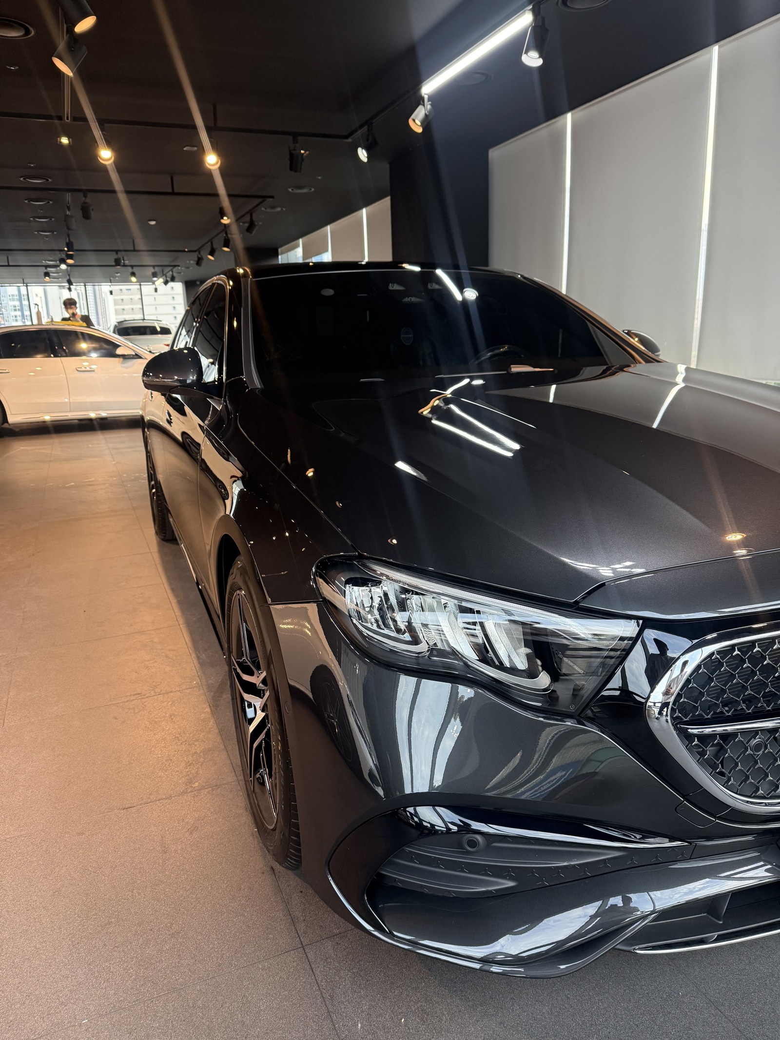 벤츠 E200 AMG 그레이 신차 정측면 - 부산 유리막코팅
