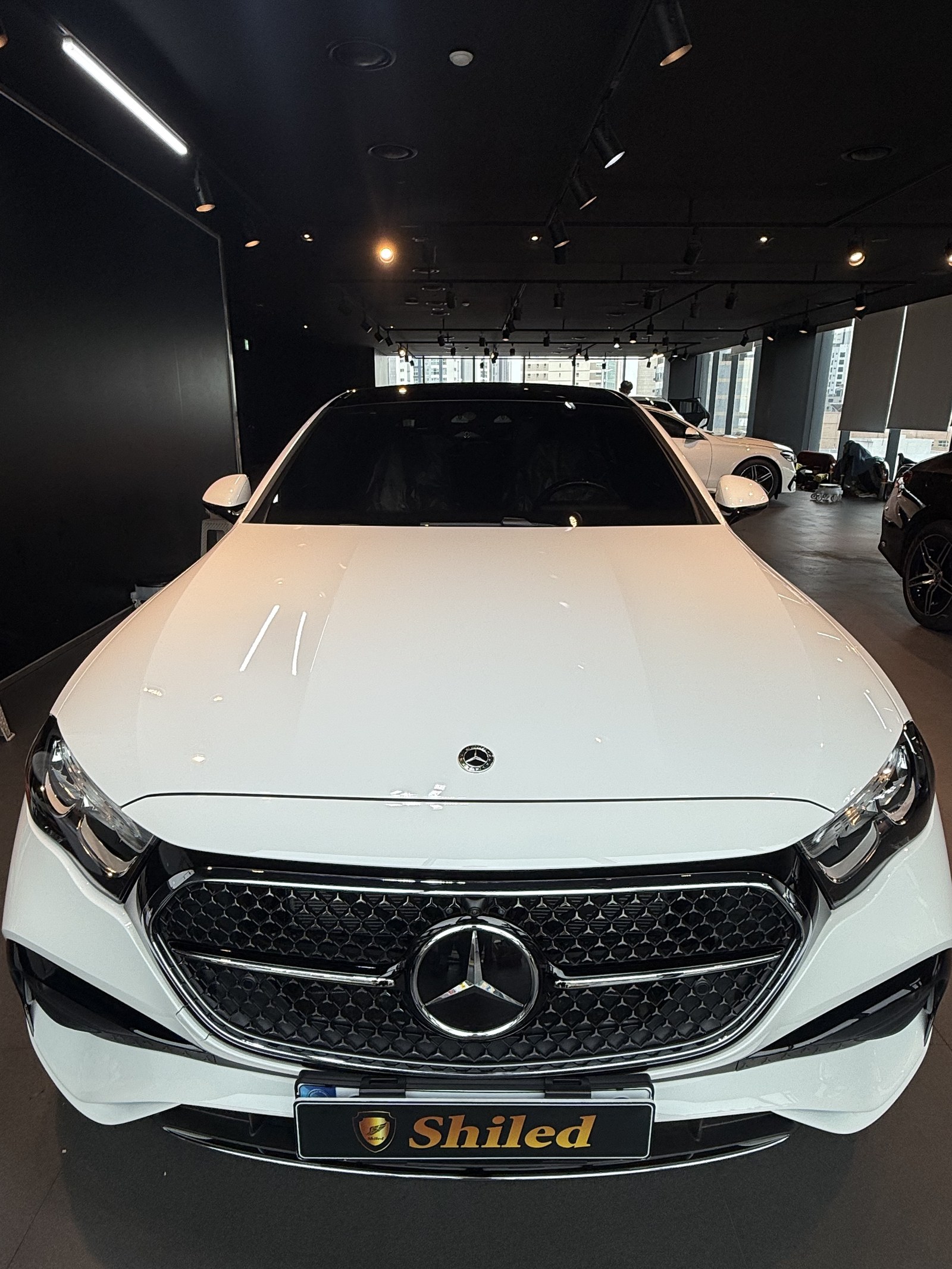 벤츠 E200 AMG 백색 신차 F5 유리막코팅 - 부산 쉴드광택 전면