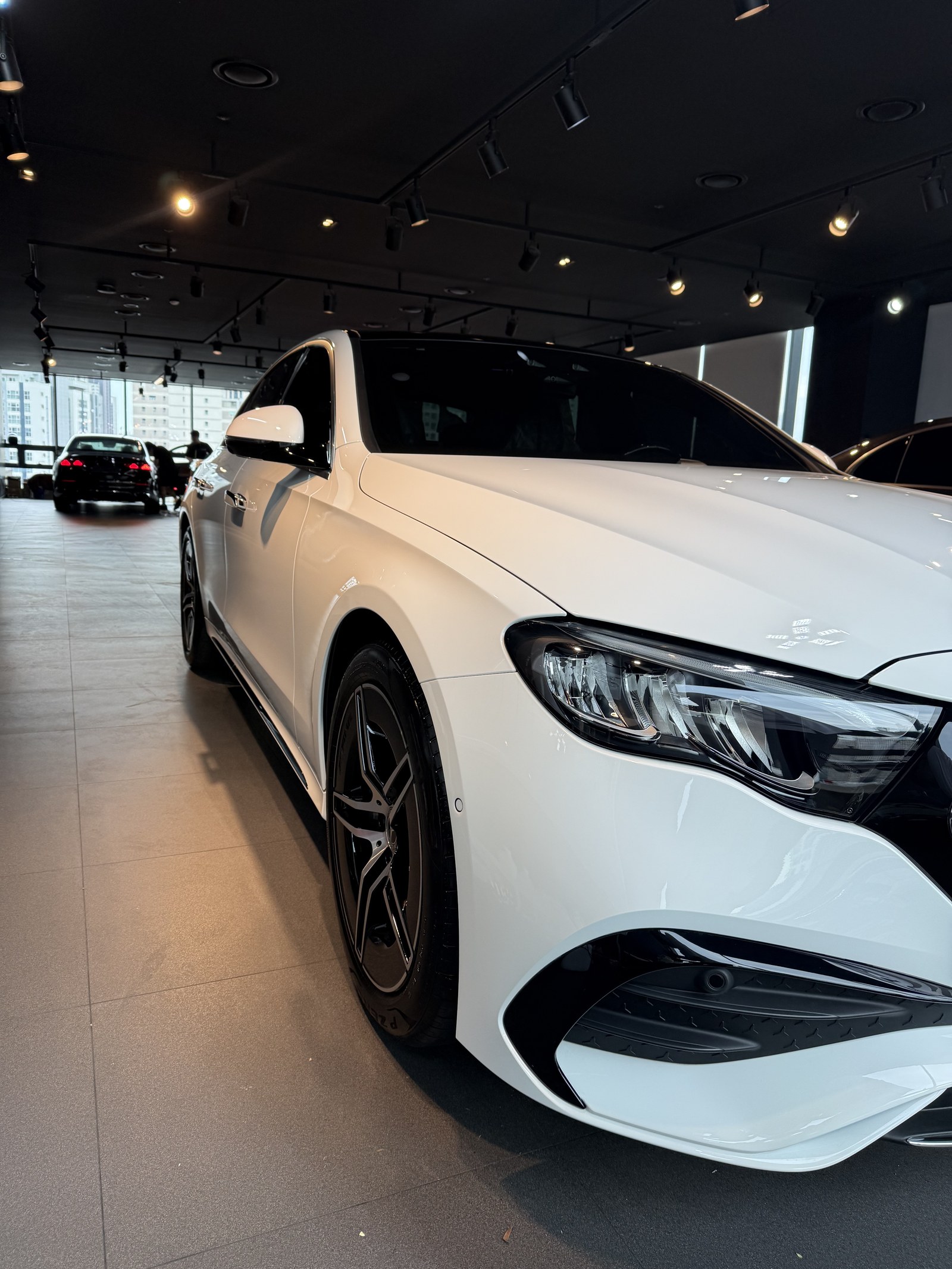 벤츠 E200 AMG 백색 신차 정측면 - 부산 유리막코팅
