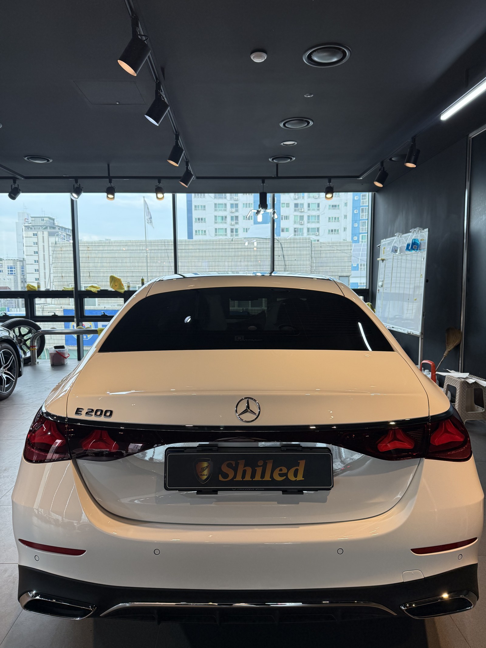 벤츠 E200 AMG 백색 신차 후면 - 유리막코팅