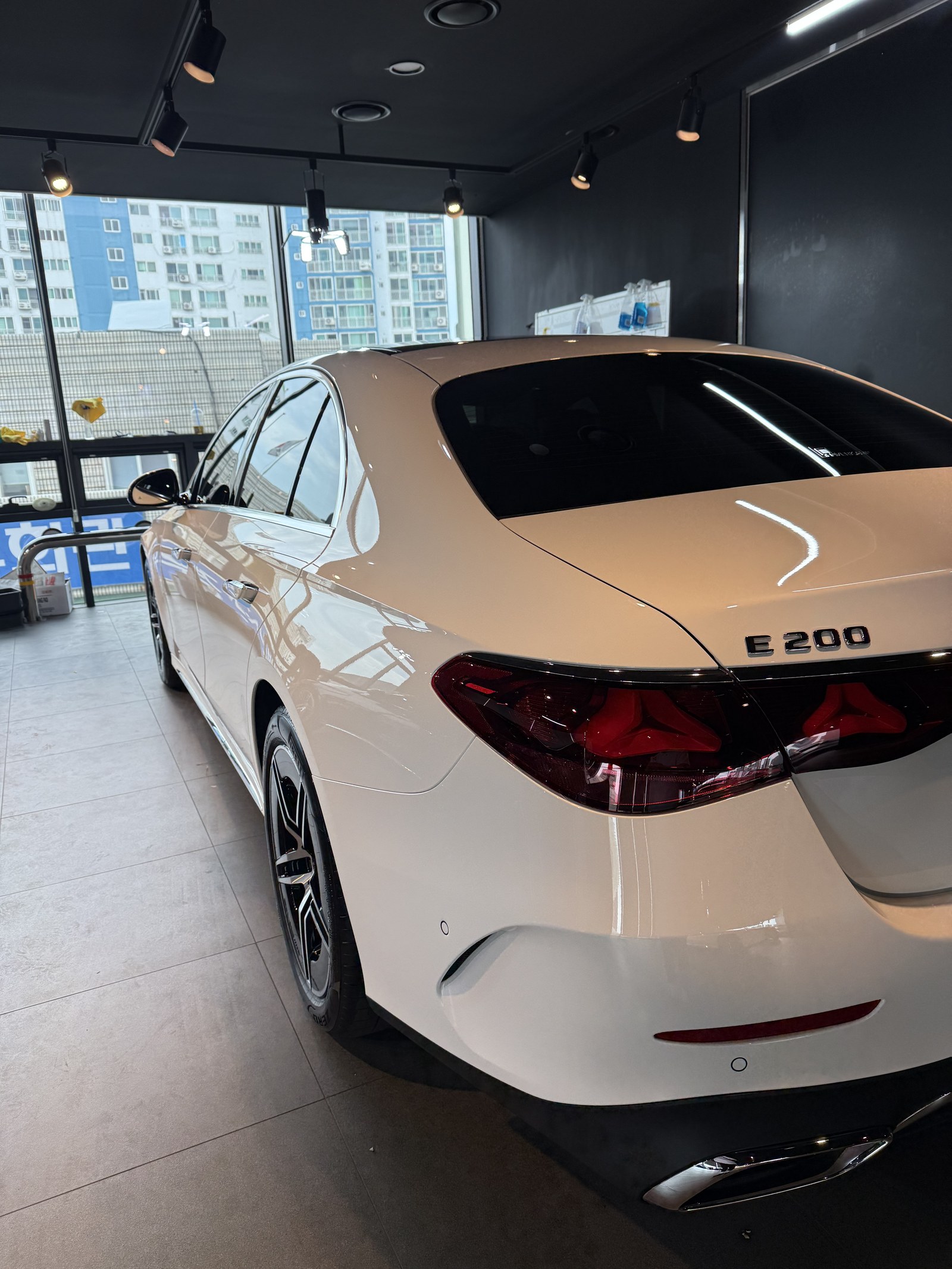 벤츠 E200 AMG 백색 신차 후측면 - 부산 쉴드광택 신차코팅