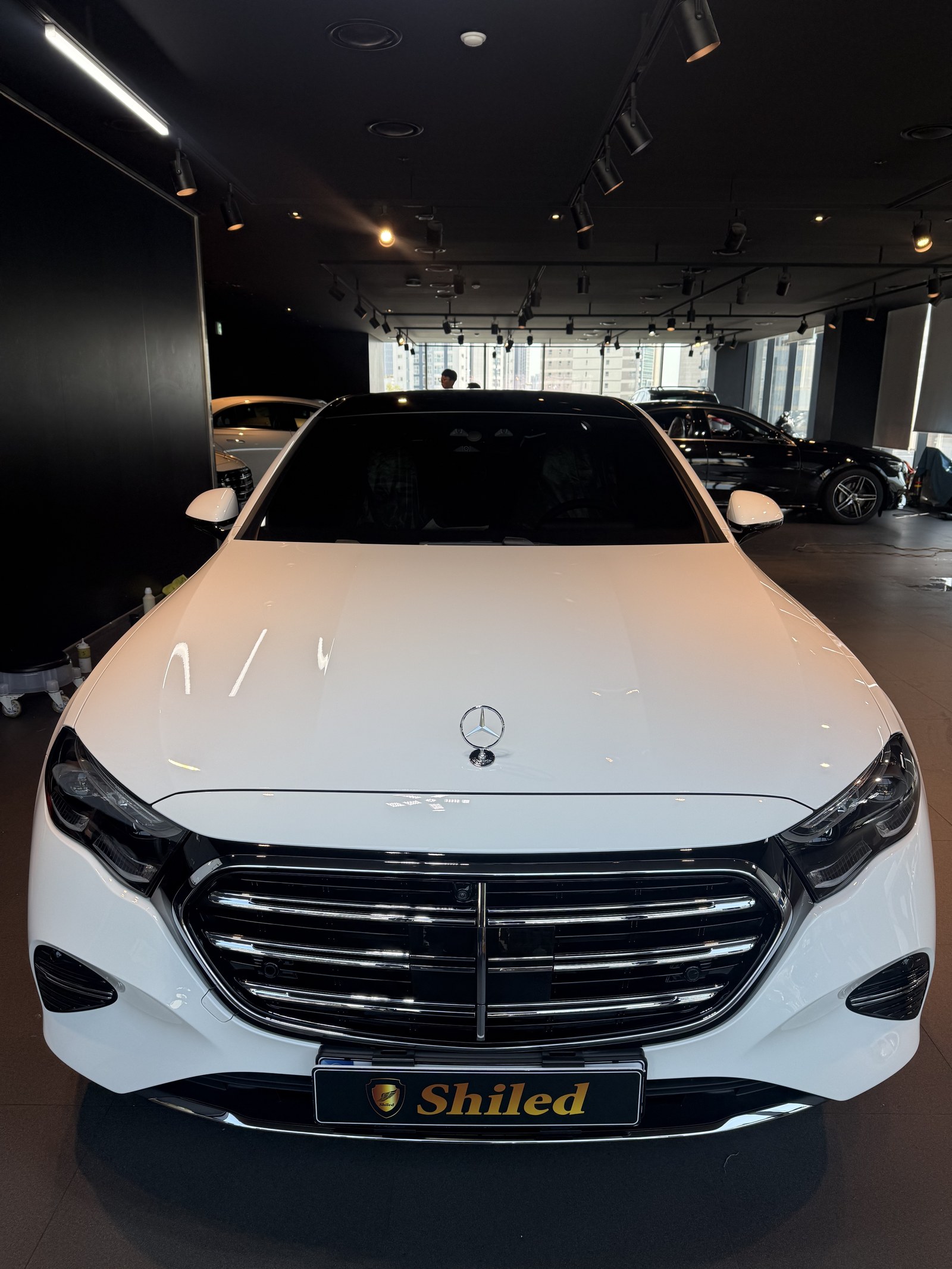 벤츠 E300 4MATIC 백색 신차 F5 유리막코팅 - 부산 쉴드광택 전면