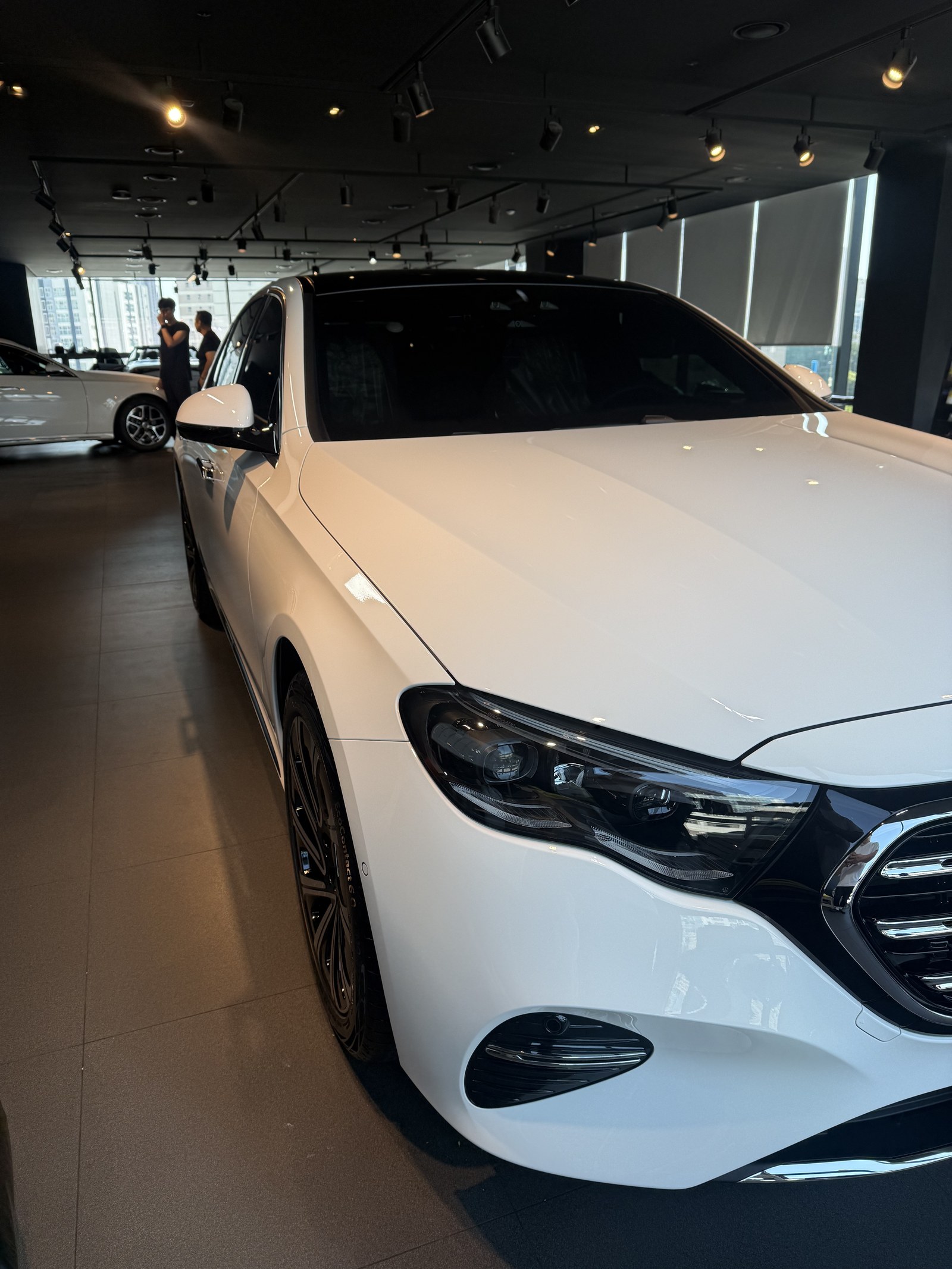 벤츠 E300 4MATIC 백색 신차 정측면 휀더 라인 - 부산 유리막코팅