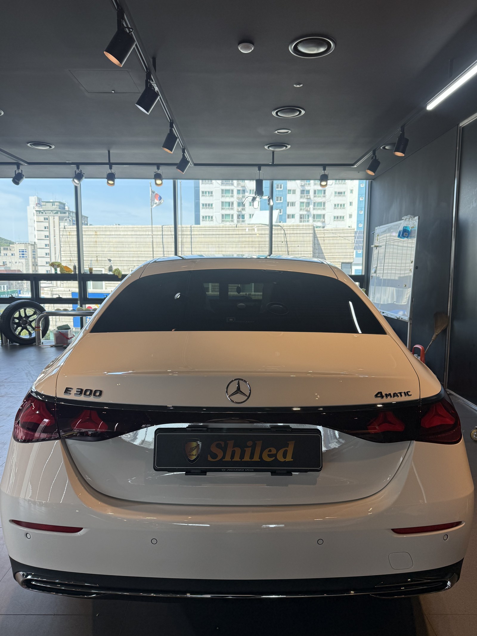 벤츠 E300 4MATIC 백색 신차 후면 - 유리막코팅