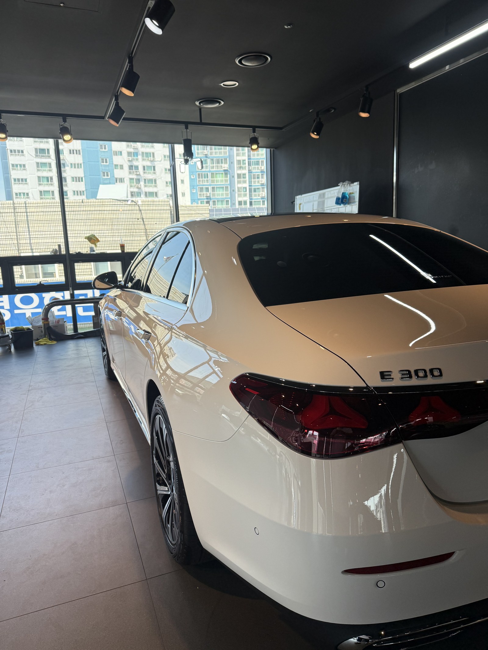 벤츠 E300 4MATIC 백색 신차 후측면 - 부산 쉴드광택 신차코팅