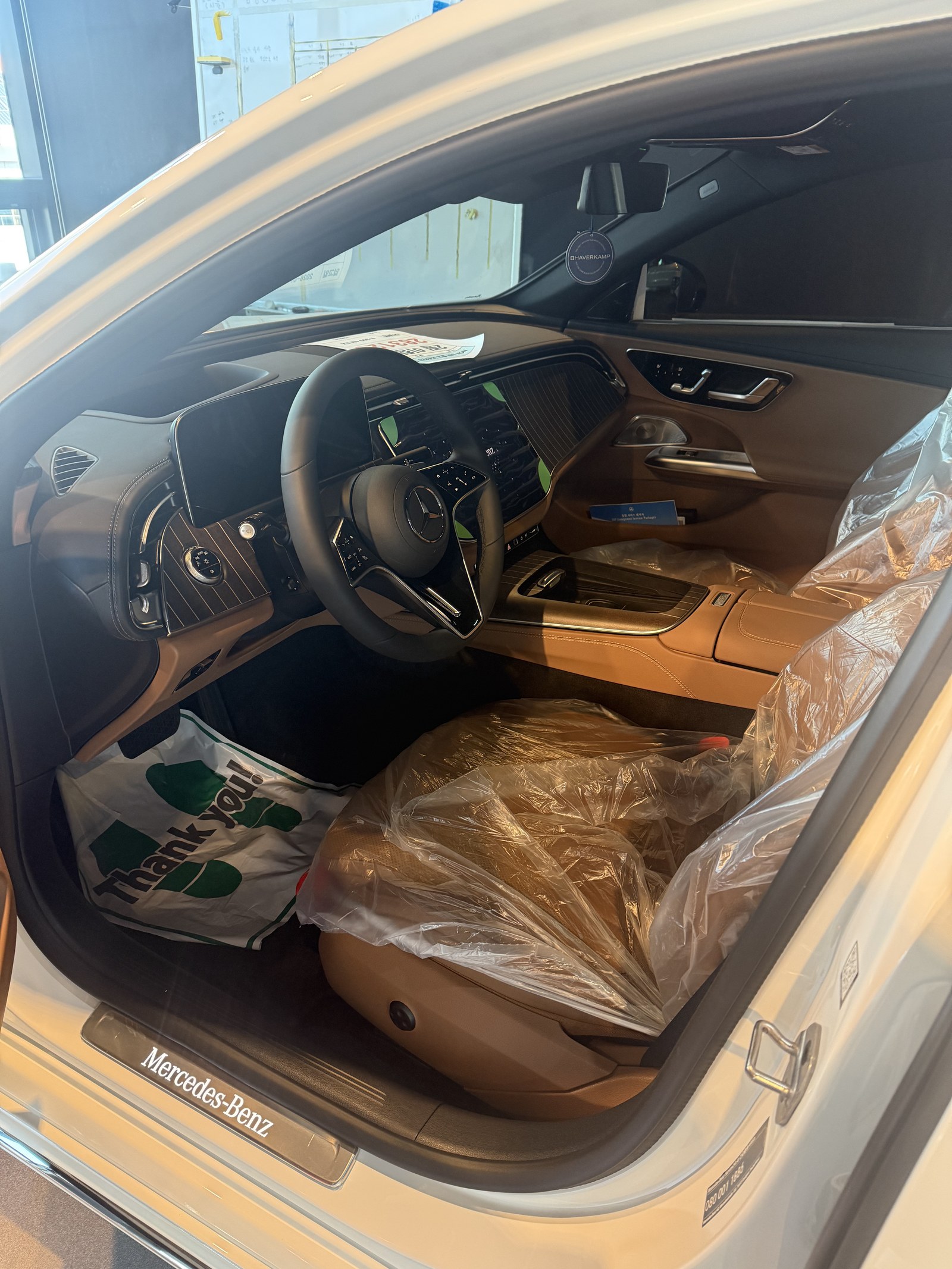 벤츠 E300 4MATIC 신차 실내 - 출고 전 컨디션