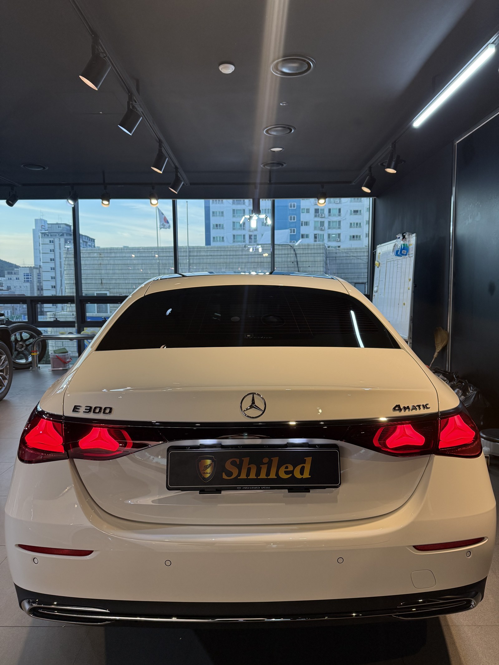 벤츠 E300 백색 신차 후면 4MATIC 배지 - 유리막코팅