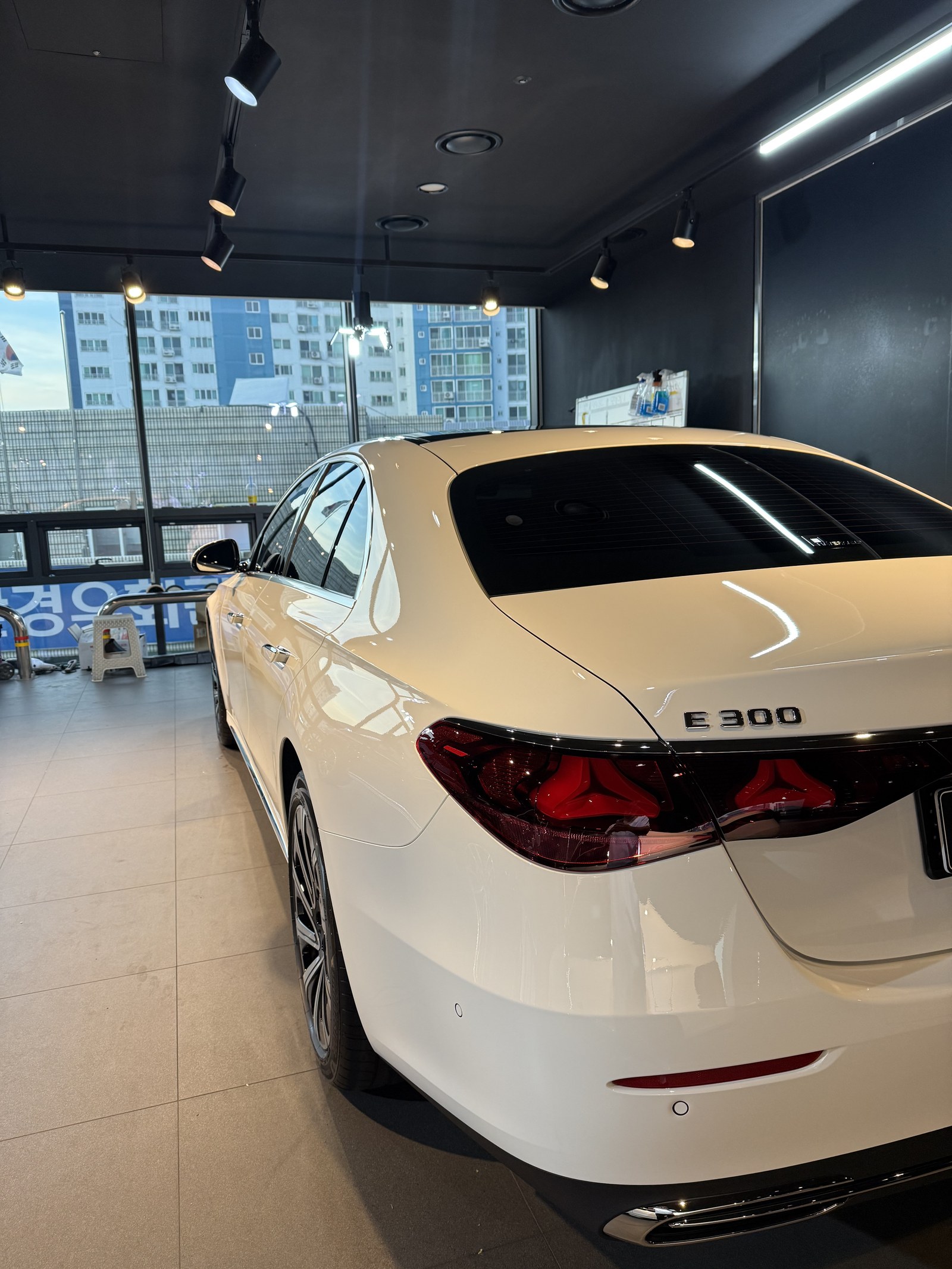벤츠 E300 백색 신차 후측면 - 부산 쉴드광택 신차코팅