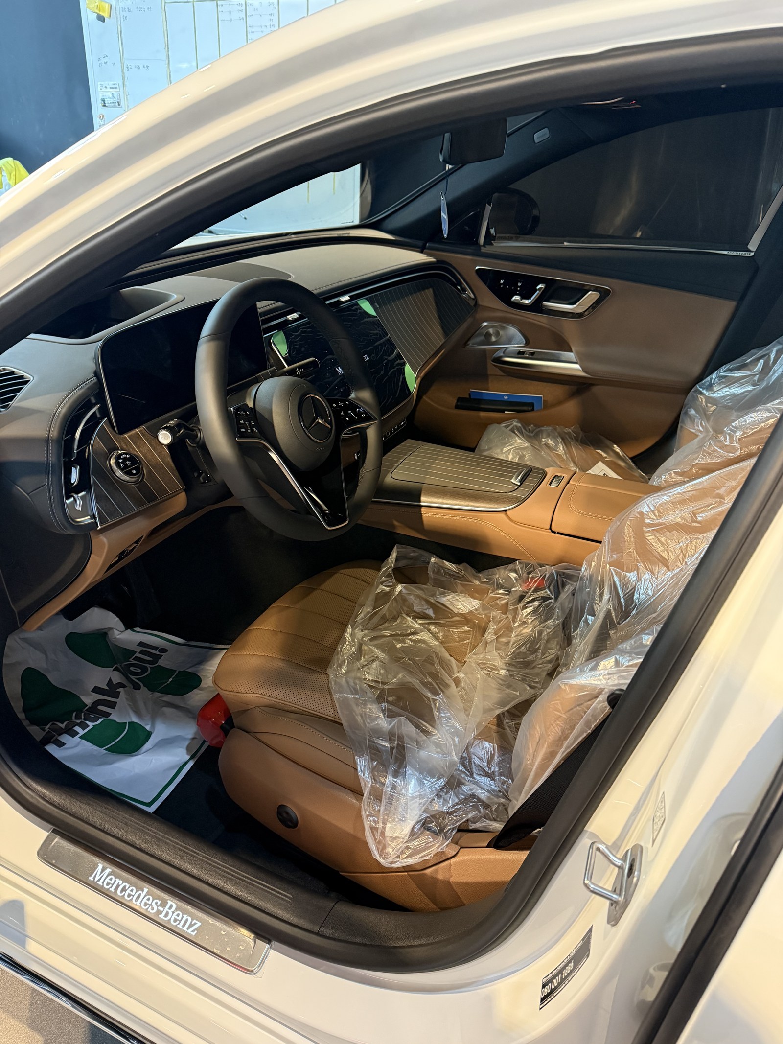 벤츠 E300 신차 실내 탠 시트 - 출고 전 컨디션