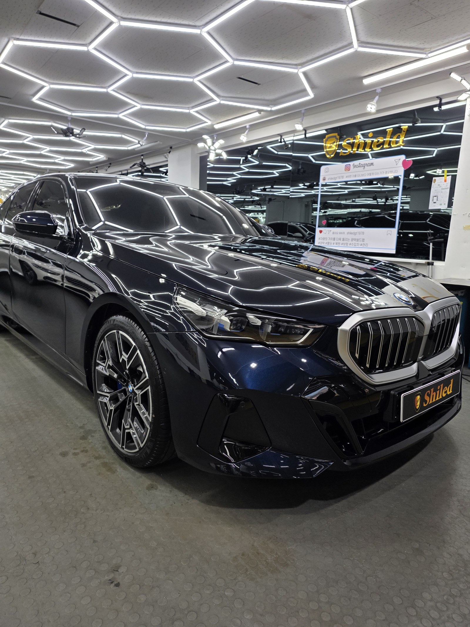 BMW 530e 블루 신차 정측면 - 부산 유리막코팅