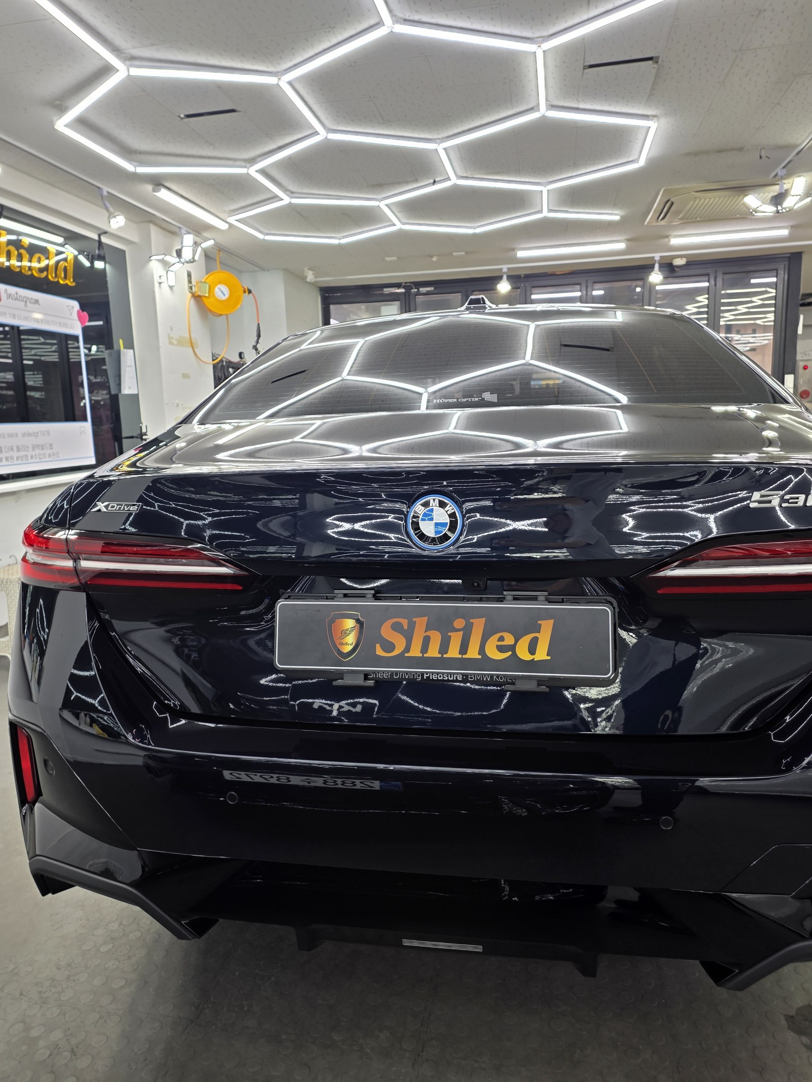 BMW 530e 블루 신차 후면 - 유리막코팅