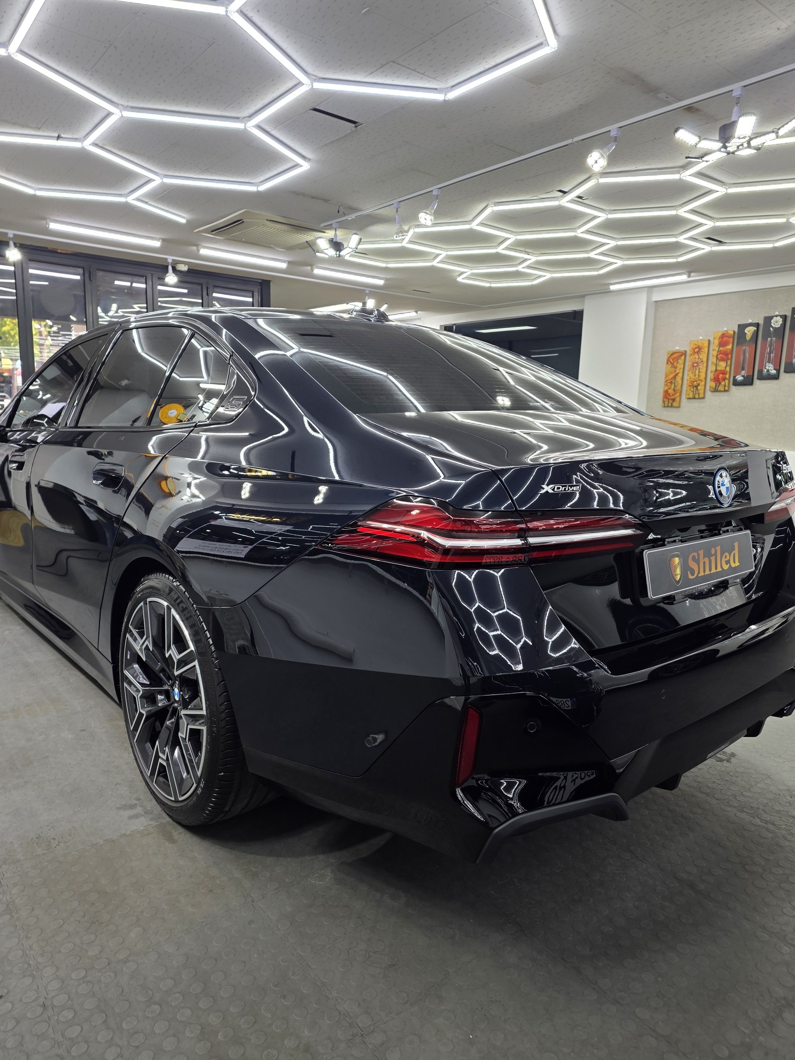 BMW 530e 블루 신차 후측면 - 부산 쉴드광택 신차코팅