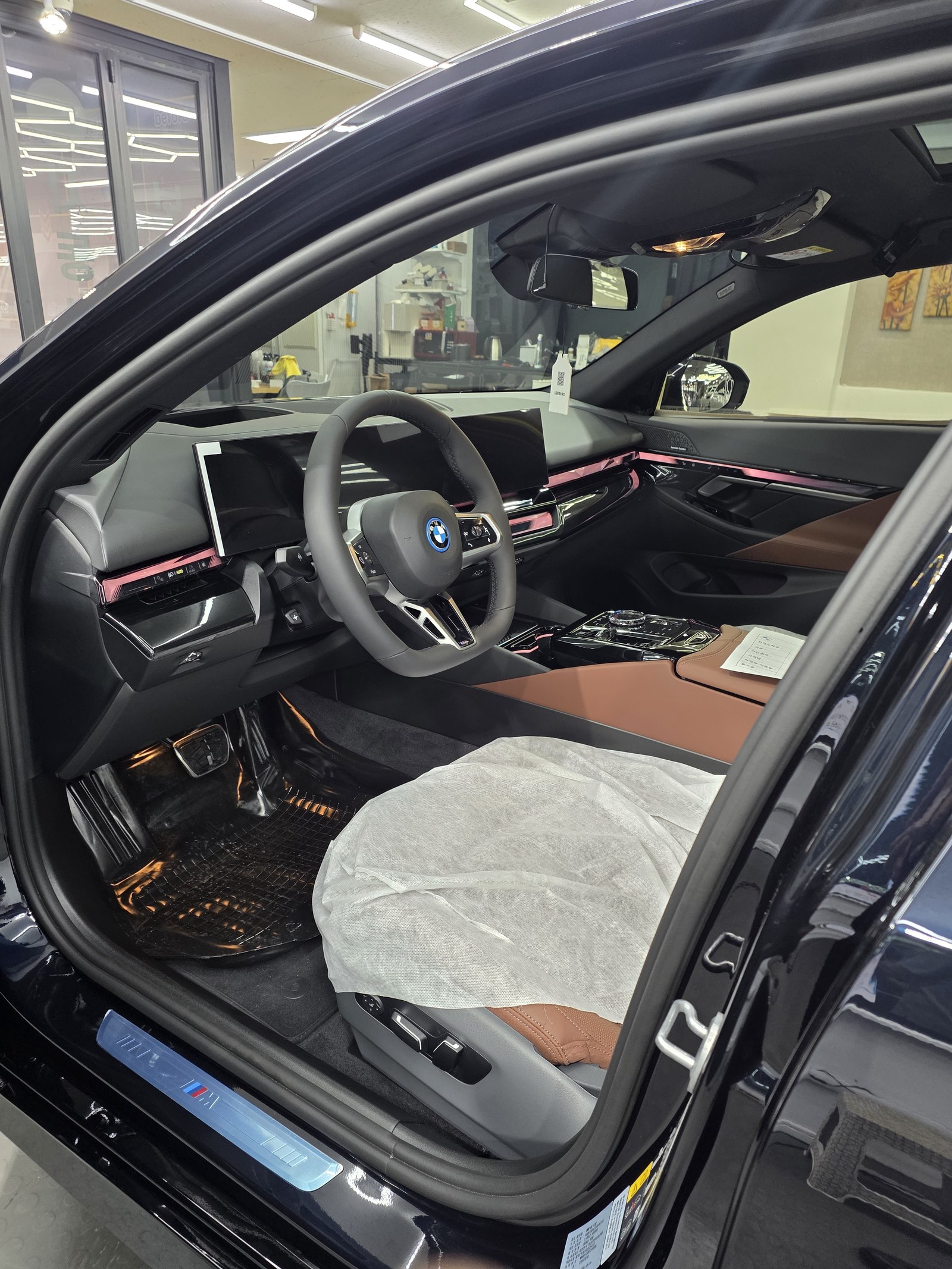 BMW 530e 신차 실내 탠 시트 - 출고 전 컨디션