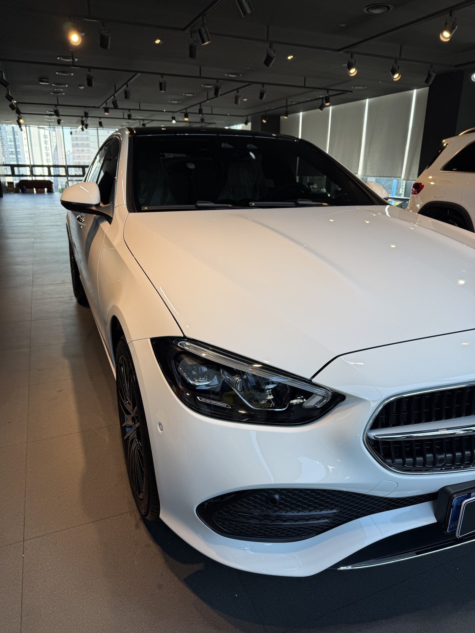 벤츠 C200 백색 전측면 - 부산 유리막코팅