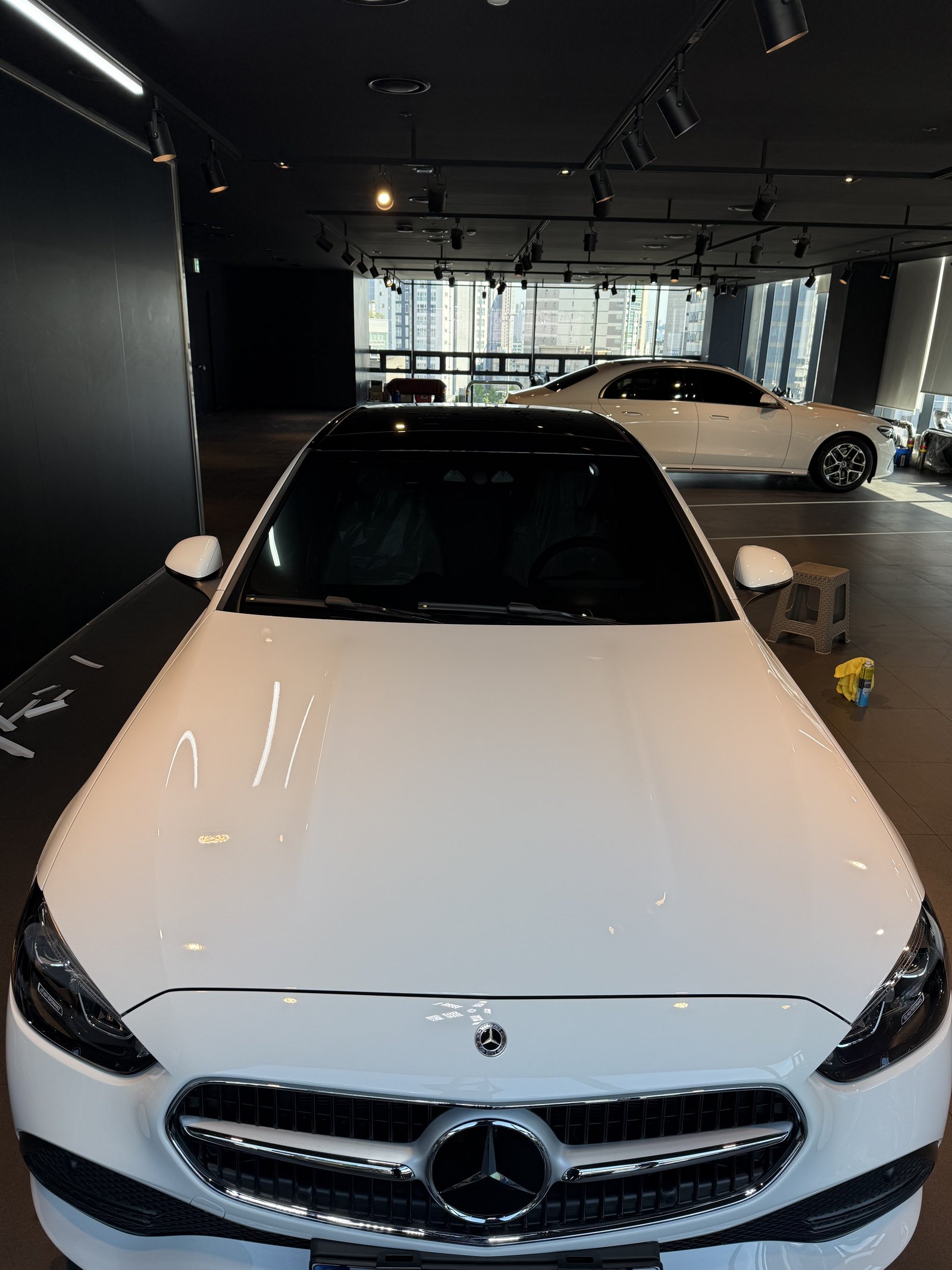 벤츠 C200 백색 전측면2 - 부산 유리막코팅
