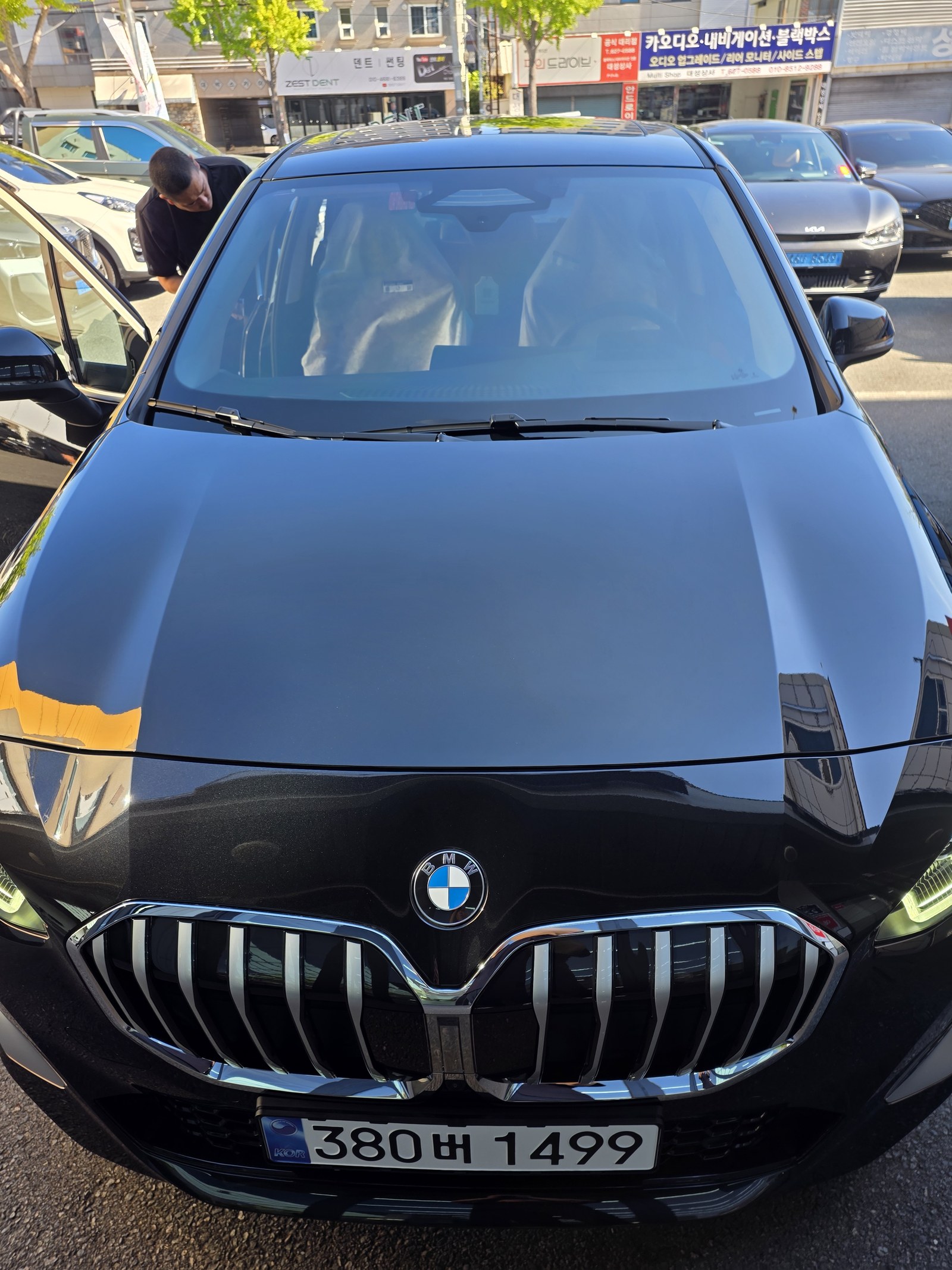 BMW 220i 그란쿠페 검정 신차 정면 - 부산 유리막코팅