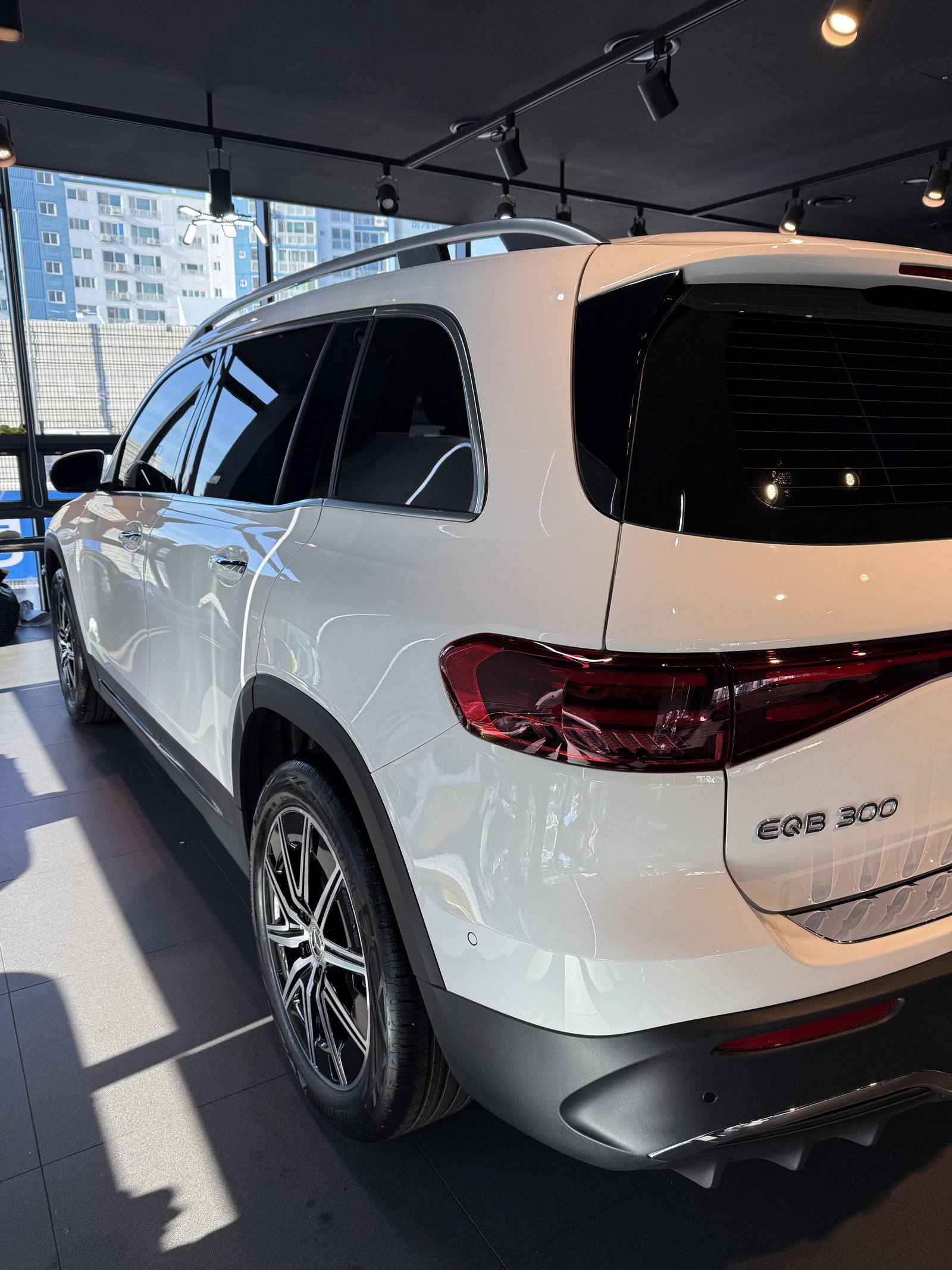 벤츠 EQB300 백색 후측면 - 부산 벤츠 전기차 유리막코팅