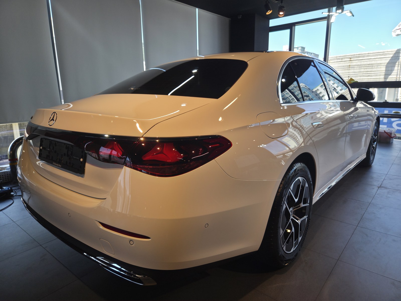 벤츠 E200 백색 신차 후측면 - 부산 쉴드광택 신차코팅