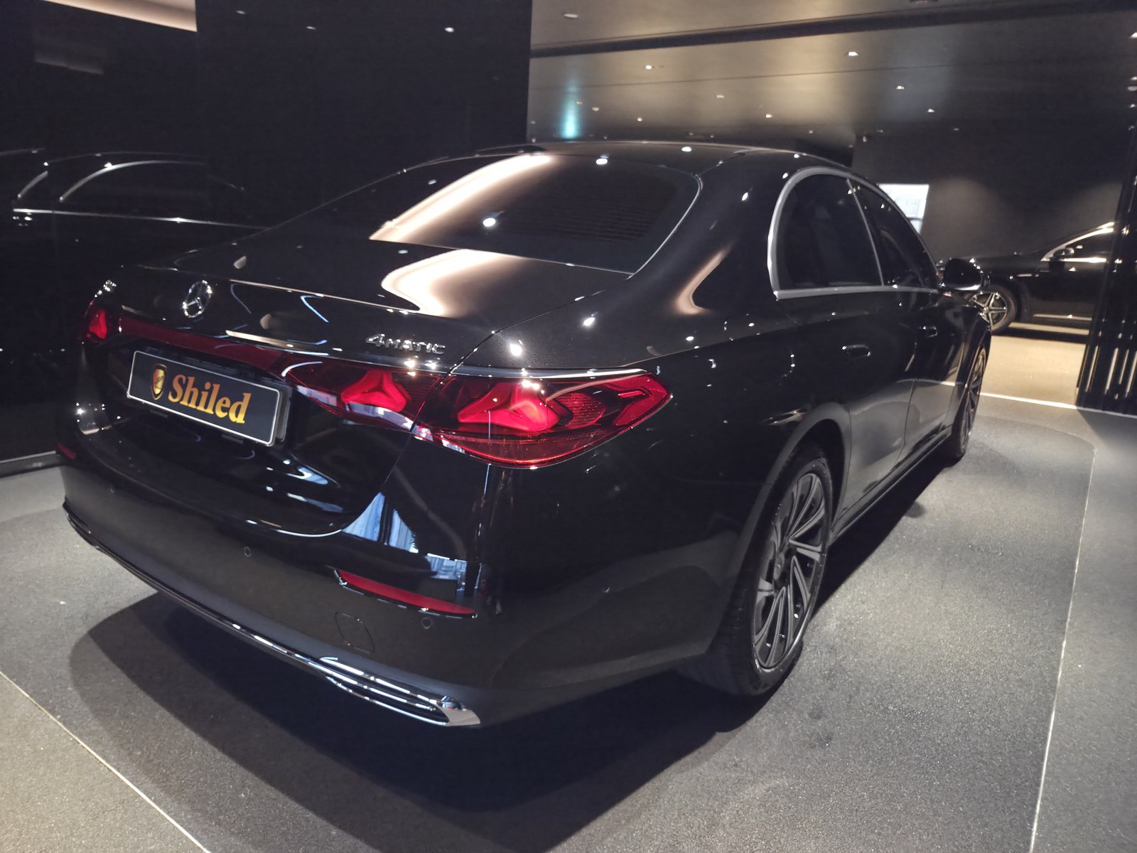 벤츠 E300 검정 신차 후측면 - 부산 쉴드광택 신차코팅
