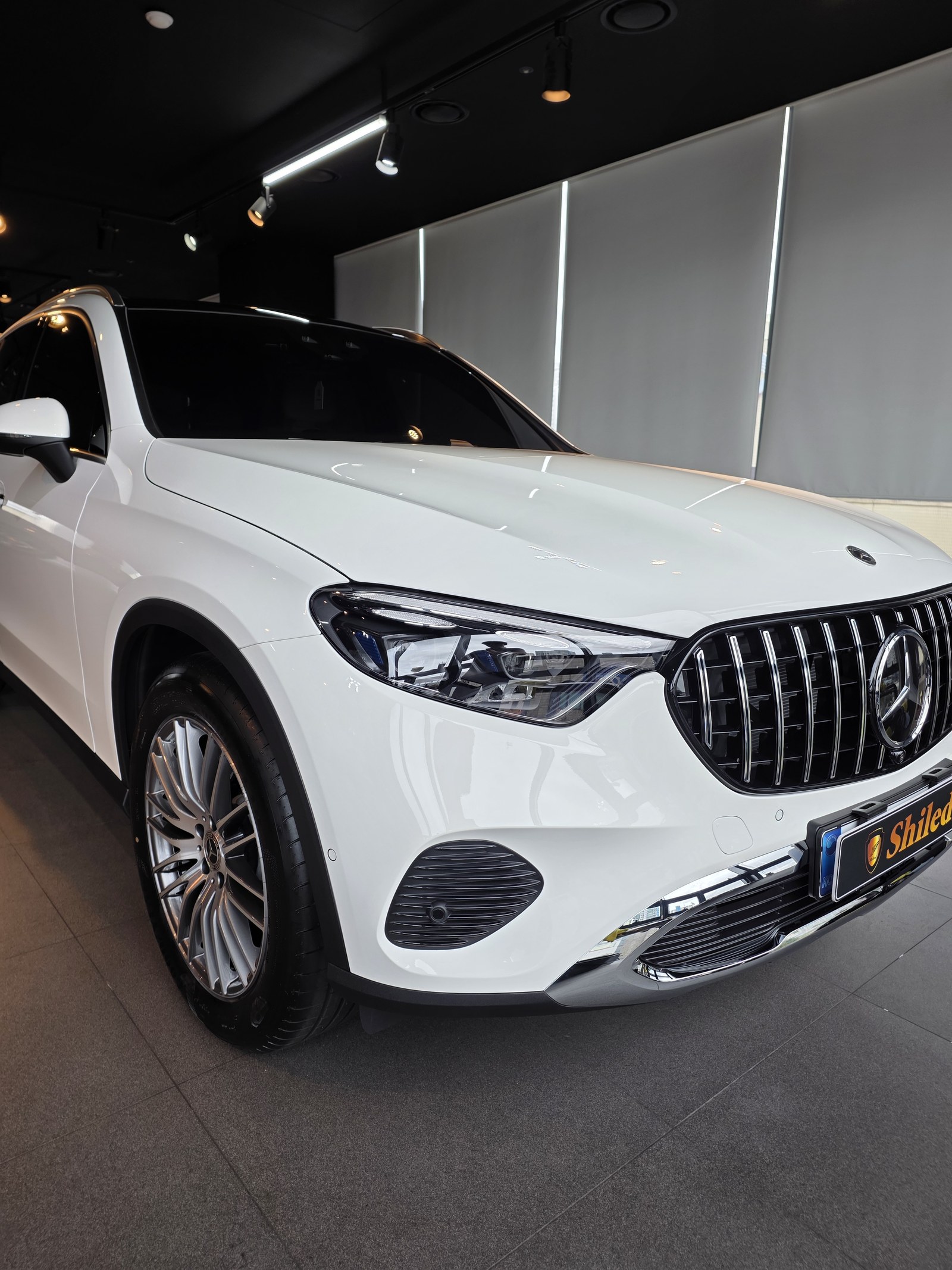 벤츠 GLC300 백색 전측면 - 부산 유리막코팅 F5