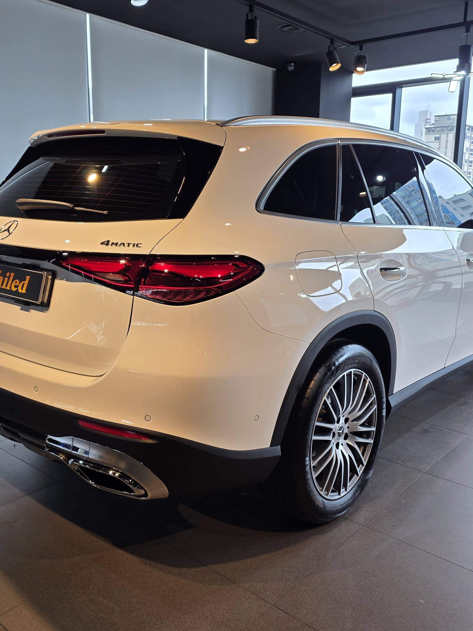벤츠 GLC300 백색 신차 후측면 - 부산 신차코팅