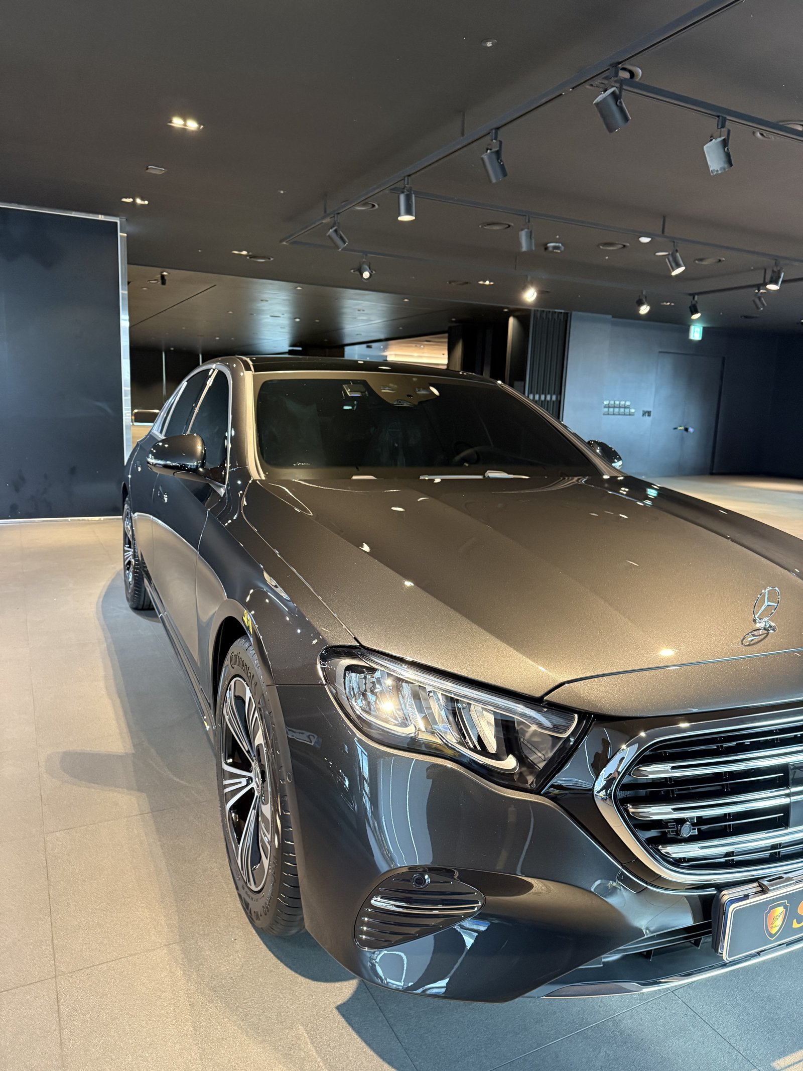 벤츠 E200 그레이 전측면 - 부산 유리막코팅 F5