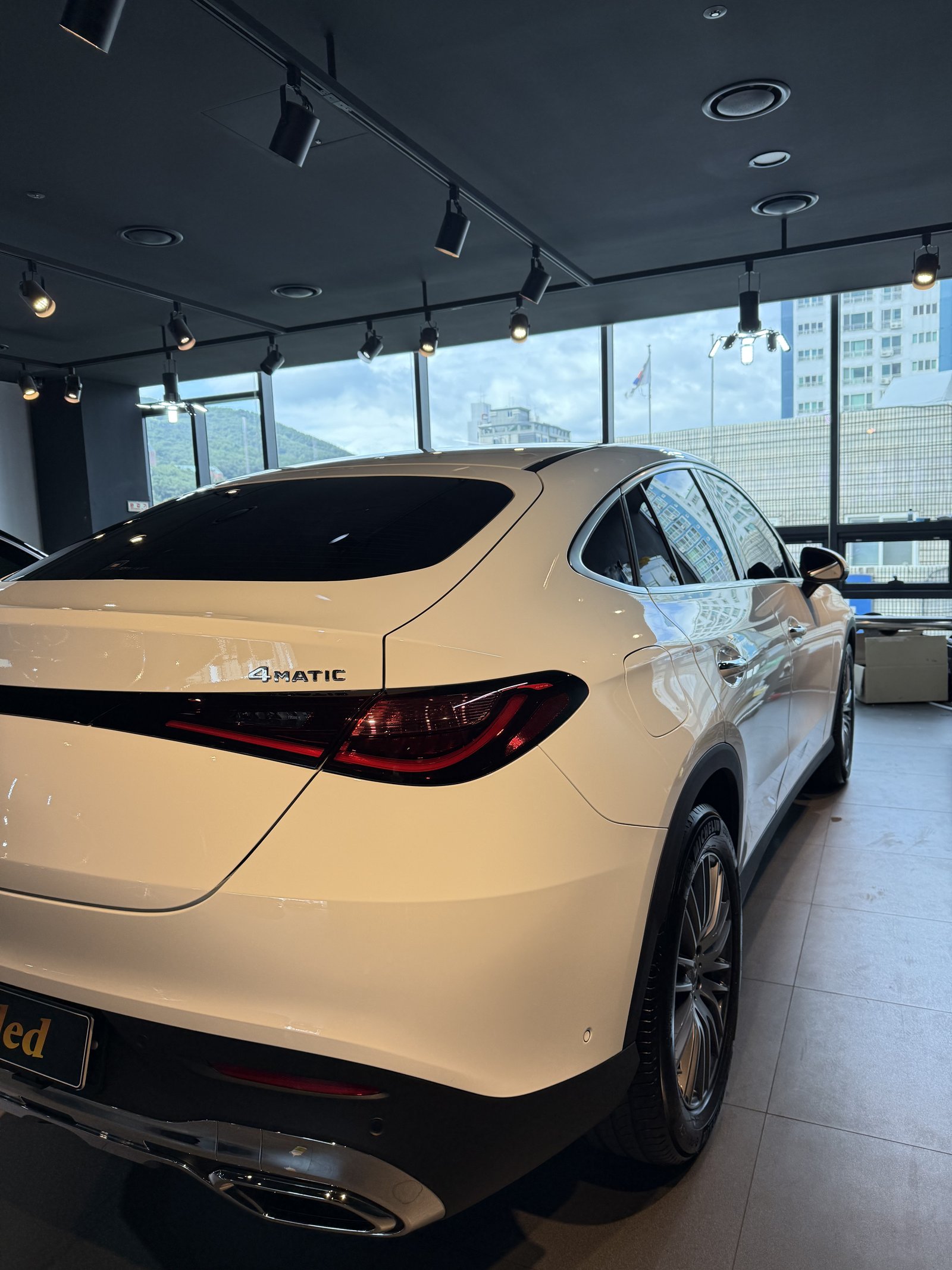 벤츠 GLC300 백색 신차 후측면 - 부산 신차코팅